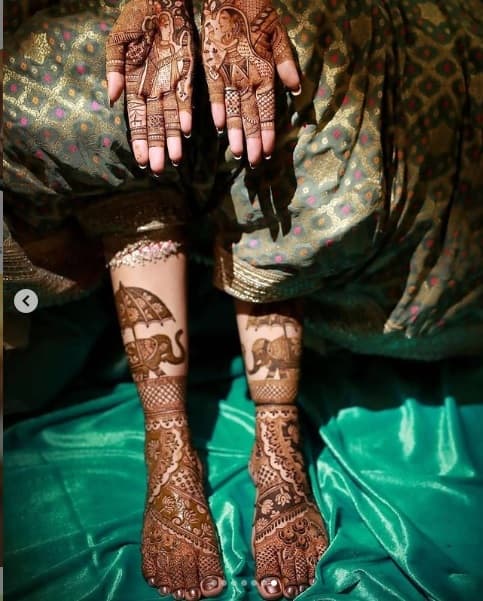  સુંગધા મિશ્રાએ તેનાં ઇન્સ્ટાગ્રામ પર મેહંદીની ઘણી તસવીરો શેર કરી હતી. હાથમાં મેંહદી લગાવેલી લીલા રંગનાં લહેંગામાં સુગંધા ઘણી જ સુંદર લાગી રહી છે.