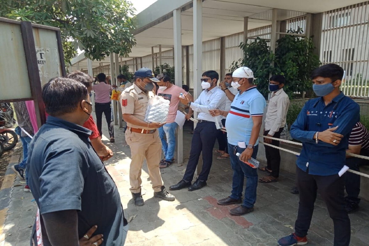 નવીન ઝા, અમદાવાદ : દેશમાં કોરોનાની બીજી લહેરના કારણે ચિંતાનો માહોલ ઉભો થઈ ગયો છે. અનેક જિલ્લાઓમાં રાત્રી કરફ્યૂ પણ લગાવી દેવામાં આવ્યા છે. ગુજરાત પણ બીજી લહેરથી બાકાત રહ્યું નથી અને હવે ગુજરાતમાં સરકારી આંકડા પ્રમાણે 5 હજારથી વધુ કેસો કોરોનાના આવી રહ્યા છે. કેટલીક સરકારી હોસ્પિટલો અને ખાનગી હોસ્પિટલોમાં બેડ પણ નથી. એવામાં કેટલાક કોરોનાથી સંક્રમિત થયેલા દર્દીઓને રેમડેસિવીર ઈન્જેકશનની જરૂરિયાત ઉભી થઈ છે. ચિંતાની વાત તો એ છે કે ઈન્જેકશન પણ પૂરતી માત્રામાં હાલ નથી. જેથી લોકો કલાકો સુધી લાઈનો લગાવી ઈન્જેકશન મેળવી રહ્યા છે. નવીન ઝા, અમદાવાદ : દેશમાં કોરોનાની બીજી લહેરના કારણે ચિંતાનો માહોલ ઉભો થઈ ગયો છે. અનેક જિલ્લાઓમાં રાત્રી કરફ્યૂ પણ લગાવી દેવામાં આવ્યા છે. ગુજરાત પણ બીજી લહેરથી બાકાત રહ્યું નથી અને હવે ગુજરાતમાં સરકારી આંકડા પ્રમાણે 5 હજારથી વધુ કેસો કોરોનાના આવી રહ્યા છે. કેટલીક સરકારી હોસ્પિટલો અને ખાનગી હોસ્પિટલોમાં બેડ પણ નથી. એવામાં કેટલાક કોરોનાથી સંક્રમિત થયેલા દર્દીઓને રેમડેસિવીર ઈન્જેકશનની જરૂરિયાત ઉભી થઈ છે. ચિંતાની વાત તો એ છે કે ઈન્જેકશન પણ પૂરતી માત્રામાં હાલ નથી. જેથી લોકો કલાકો સુધી લાઈનો લગાવી ઈન્જેકશન મેળવી રહ્યા છે.