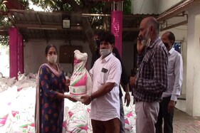 કોરોના સંકટ વચ્ચે માનવતાની મહેક! સુરતમાં 'ભામાશા'એ એક લાખ અનાજ કીટ વિતરણ કરી