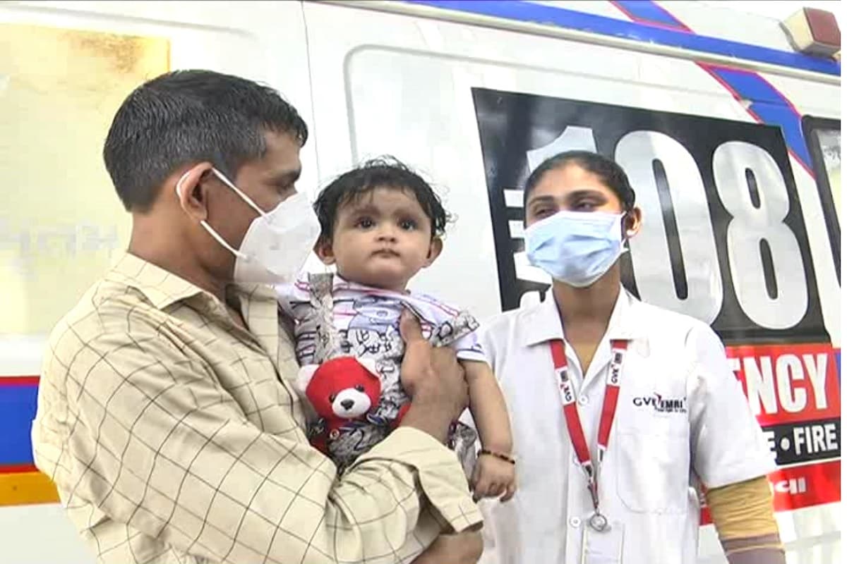 કિર્તેશ પટેલ, સુરતઃ કોરોના (coronavirus) મહામારી વચ્ચે એવા કેટલાક કર્મચારી છે. તે પોતાના પરિવાર સાથે લોકોની મદદ માટે અડીખમ ફરજ બજાવી રહ્યા છે. ત્યારે આવી છે એક મહિલા છે જે 108માં સતત કોરોના દર્દી (corona patient) હોસ્પિટલ (Hospital) પહોંચાડવાની ફરજ બાજુએ છે જોકે આ મહિલા કર્મચારી (Female employee) એક સાત મહિનાનો બાળક છે જોકે બાળકને લઇને પતિ સમય મળે ત્યાં પોતાની ફરજ સ્થળે લાવે છે અને મહિલા બાળકને ફીડીગ કરાવે છે. માતા દિવસે તો પિતા રાત્રે ફરજ બજાવી સાચા અર્થમાં કોરોના વોરિયર્સ સાબિત થઇ રહ્યા છે. કિર્તેશ પટેલ, સુરતઃ કોરોના (coronavirus) મહામારી વચ્ચે એવા કેટલાક કર્મચારી છે. તે પોતાના પરિવાર સાથે લોકોની મદદ માટે અડીખમ ફરજ બજાવી રહ્યા છે. ત્યારે આવી છે એક મહિલા છે જે 108માં સતત કોરોના દર્દી (corona patient) હોસ્પિટલ (Hospital) પહોંચાડવાની ફરજ બાજુએ છે જોકે આ મહિલા કર્મચારી (Female employee) એક સાત મહિનાનો બાળક છે જોકે બાળકને લઇને પતિ સમય મળે ત્યાં પોતાની ફરજ સ્થળે લાવે છે અને મહિલા બાળકને ફીડીગ કરાવે છે. માતા દિવસે તો પિતા રાત્રે ફરજ બજાવી સાચા અર્થમાં કોરોના વોરિયર્સ સાબિત થઇ રહ્યા છે.