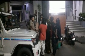 સુરતઃ રાત્રી કર્ફ્યૂમાં મહિલા ઉપર ફાયરિંગ, દારૂના વેપાર સાથે સંકળાયેલા ઇસમોએ કર્યો જીવલેણ હુમલો