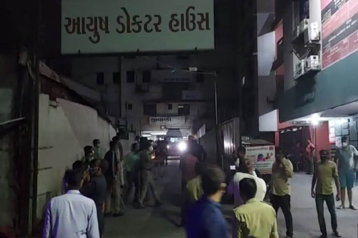 સુરતમાં કોરોનાને કારણે હાહાકાર મચ્યો છે ત્યારે સતત તંત્રની નજર હૉસ્પિટલમાં દાખલ દર્દીને સારવાર મળે તેના પાર ખાસ ધ્યાન રાખવામાં આવ્યુ છે. ત્યારે સુરત રેલવે સ્ટૅશન ખાતે આવેલી સાંકડી જગ્યામાં આવેલી આયુષ હૉસ્પિટલના પાંચમા માળે આવેલ આઈસીયુમાં કોરોના 10 જેટલા દર્દી સારવાર લઇ રહ્યા હતા. ત્યાં અચાનક રાત્રે એસીમાં શોટ સર્કિટ થતાની સાથે આગ ભભૂકી ઉઠી હતી. સુરતમાં કોરોનાને કારણે હાહાકાર મચ્યો છે ત્યારે સતત તંત્રની નજર હૉસ્પિટલમાં દાખલ દર્દીને સારવાર મળે તેના પાર ખાસ ધ્યાન રાખવામાં આવ્યુ છે. ત્યારે સુરત રેલવે સ્ટૅશન ખાતે આવેલી સાંકડી જગ્યામાં આવેલી આયુષ હૉસ્પિટલના પાંચમા માળે આવેલ આઈસીયુમાં કોરોના 10 જેટલા દર્દી સારવાર લઇ રહ્યા હતા. ત્યાં અચાનક રાત્રે એસીમાં શોટ સર્કિટ થતાની સાથે આગ ભભૂકી ઉઠી હતી.