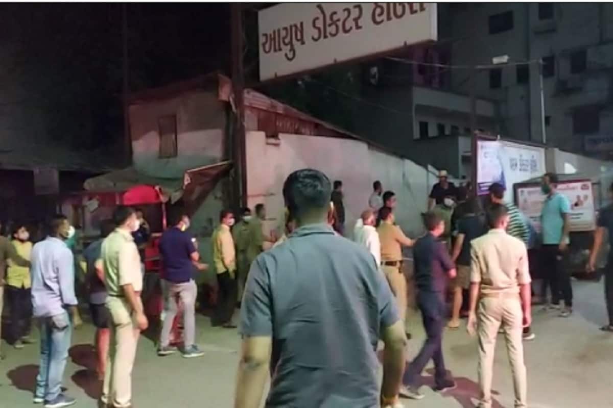 પહેલા આઈસીયુમાં આગને લઈને ધુમાડા બાદ આગ ફેલાતા આઈસીયુમાં કોરોના દર્દી સારવાર લઇ રહ્યાં હતા તેમાં દોડધામ મચી જવા પામી હતી. આગની જાણકારી ત્યાં હાજર લોકોએ ફાયર વિભગાને આપતા ફાયરનો મોટો કાફલો બનાવવાળી જગ્યા પર બેથી ચાર મિનિટમાં પહોંચી જતા હાશકારો અનુભવાયો હતો. ધુમાડા વચ્ચે લાગેલી આગને લઈને આઈસીયુમાં ફસાયેલા 10 જેટલા દર્દીનું ફાયર વિભાગે રેસક્યુ કરી આ તમામ દર્દીને સારવાર માટે સિવિલ અને સ્મીમેર હોસ્પિટલ ખાતે મોકલી આપ્યા હતા. પહેલા આઈસીયુમાં આગને લઈને ધુમાડા બાદ આગ ફેલાતા આઈસીયુમાં કોરોના દર્દી સારવાર લઇ રહ્યાં હતા તેમાં દોડધામ મચી જવા પામી હતી. આગની જાણકારી ત્યાં હાજર લોકોએ ફાયર વિભગાને આપતા ફાયરનો મોટો કાફલો બનાવવાળી જગ્યા પર બેથી ચાર મિનિટમાં પહોંચી જતા હાશકારો અનુભવાયો હતો. ધુમાડા વચ્ચે લાગેલી આગને લઈને આઈસીયુમાં ફસાયેલા 10 જેટલા દર્દીનું ફાયર વિભાગે રેસક્યુ કરી આ તમામ દર્દીને સારવાર માટે સિવિલ અને સ્મીમેર હોસ્પિટલ ખાતે મોકલી આપ્યા હતા.