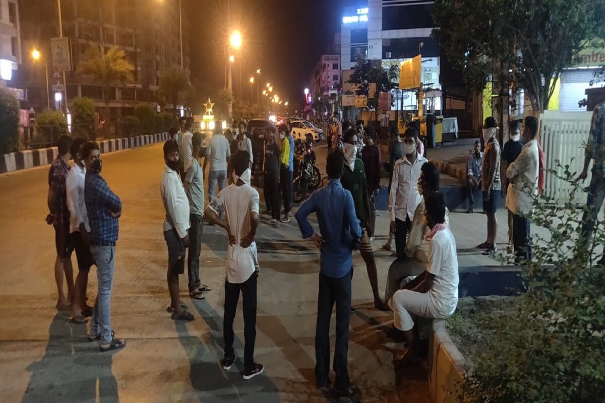 સુરતમાં પોલીસની નિષ્ક્રિયતાને પગલે અસામાજિક તતવો બેફામ બન્યા છે. દરરોજ કોઈને કોઈ જગ્યા પર પોતાની દાદાગીરી અથવા તો લોકોને માર મારવાની ઘટના અંજામ આપતા હોય છે. ત્યારે ગતરોજ સુરતના ડિંડોલી વિતરમાં આવેલ લક્ષ્મીનારાયણ સોસાયટીઓમાં કોરોના લઇને લોકડાઉન હોવાને લઈને લોકો પોતાના ઘરમાં પરિવાર સાથે બેઠેલા હતા. સુરતમાં પોલીસની નિષ્ક્રિયતાને પગલે અસામાજિક તતવો બેફામ બન્યા છે. દરરોજ કોઈને કોઈ જગ્યા પર પોતાની દાદાગીરી અથવા તો લોકોને માર મારવાની ઘટના અંજામ આપતા હોય છે. ત્યારે ગતરોજ સુરતના ડિંડોલી વિતરમાં આવેલ લક્ષ્મીનારાયણ સોસાયટીઓમાં કોરોના લઇને લોકડાઉન હોવાને લઈને લોકો પોતાના ઘરમાં પરિવાર સાથે બેઠેલા હતા.