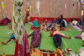 ગુજરાત-મહારાષ્ટ્ર બોર્ડર પર પરિસ્થિતિ ખરાબ, આવી રીતે ઓટલા પર, વૃક્ષ નીચે, તંબુમાં આપવામાં આવી રહી છે સારવાર