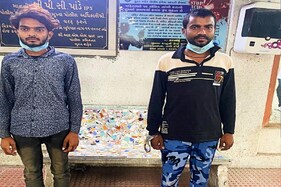 સુરત : જુદી જુદી બેંકના ઢગલાબંધ ATM સાથે ઝડપાયા UPના શખ્સો, કરવાના હતા મોટી છેતરપિંડી