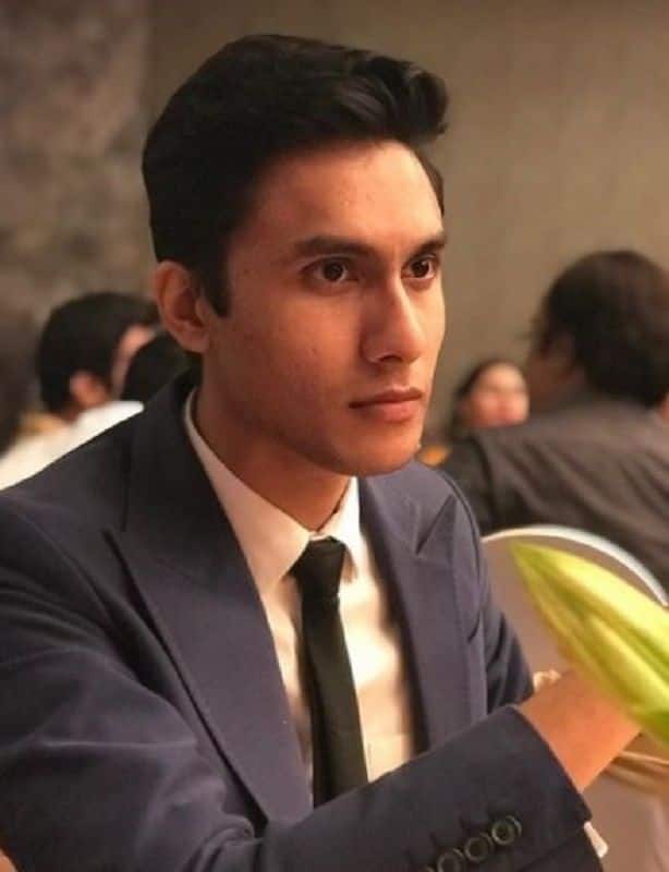  આ બંને ઉપરાંત ઋત્વિક ભૌમિકનો પણ કોરોનાં રિપોર્ટ પોઝિટિવ આવ્યો છે. તમે ઋત્વિકને 'બંદિશ બેન્ડિટ્સ'માં જોઇ ચુક્યાં છે.