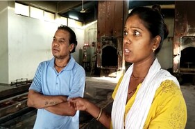 વડોદરાઃ લોકડાઉન બાદ રોજગાર ગુમાવતા સ્મશાનને બનાવ્યું ઘર, દંપતી કરે છે કોરોના મૃતદેહોના અંતિમ સંસ્કાર