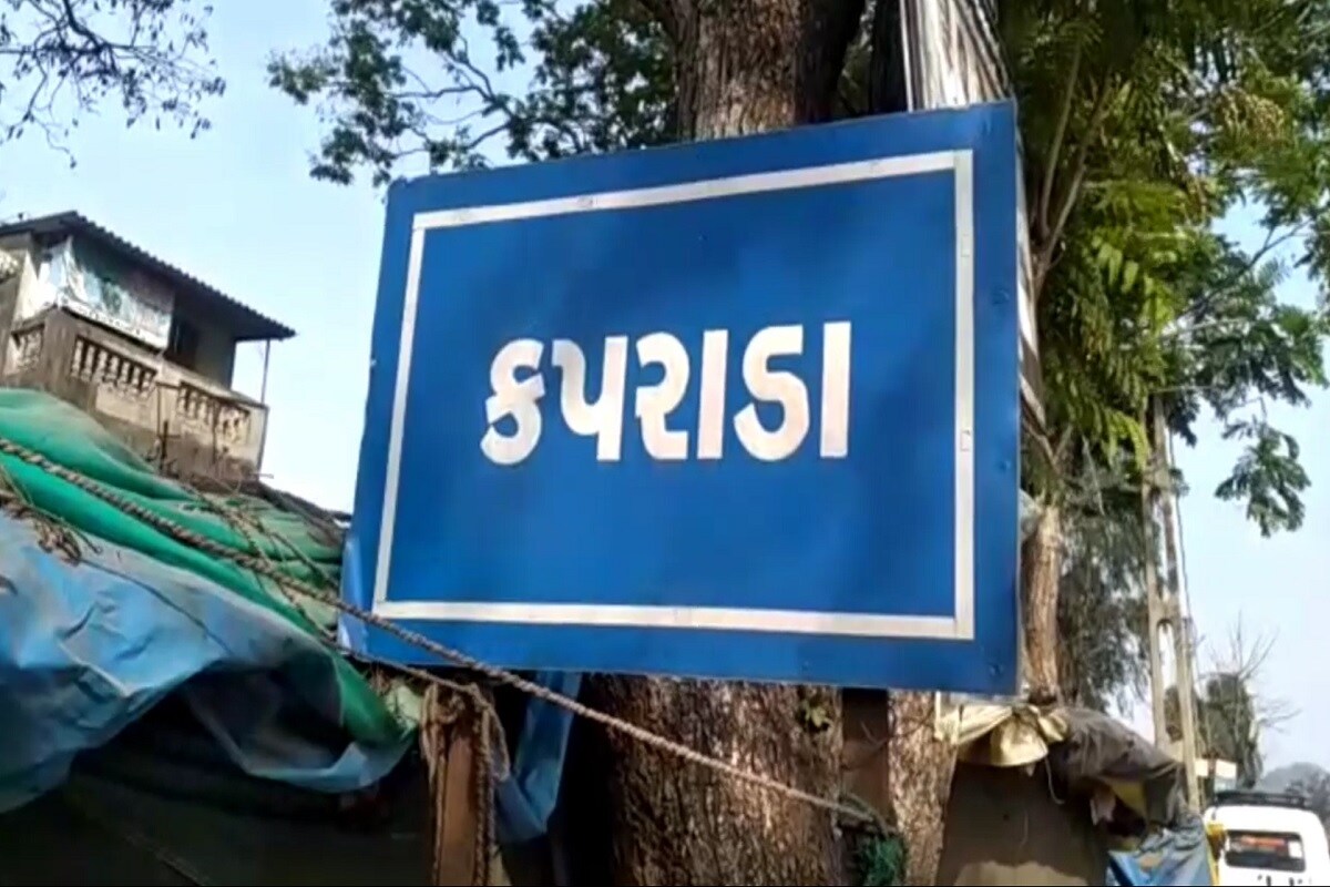 વલસાડ જિલ્લાના છેવાડાના અંતરિયાળ આદિવાસી વિસ્તારના એવા કપરાડા ગૃપ ગામ પંચાયતએ પણ હવે મહત્વનો નિર્ણય લઇ અને આવતીકાલથી એટલે 18 તારીખથી આવતી 25 તારીખ સુધી કપરાડામાં સંપૂર્ણ સજ્જડ lockdownનો નિર્ણય લેવામાં આવ્યો છે. અને આ lockdown દરમિયાન કપરાડાના તમામ બજારો અને દુકાનોને બંધ રાખવાના આદેશ આપવામાં આવ્યા છે. વલસાડ જિલ્લાના છેવાડાના અંતરિયાળ આદિવાસી વિસ્તારના એવા કપરાડા ગૃપ ગામ પંચાયતએ પણ હવે મહત્વનો નિર્ણય લઇ અને આવતીકાલથી એટલે 18 તારીખથી આવતી 25 તારીખ સુધી કપરાડામાં સંપૂર્ણ સજ્જડ lockdownનો નિર્ણય લેવામાં આવ્યો છે. અને આ lockdown દરમિયાન કપરાડાના તમામ બજારો અને દુકાનોને બંધ રાખવાના આદેશ આપવામાં આવ્યા છે.
