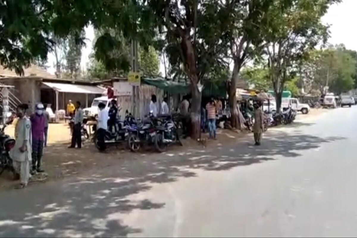 આમ કપરાડા જેવા અંતરિયાળ આદિવાસી વિસ્તારમાં પણ હવે લોકો જાગૃત થઈ અને સ્વૈચ્છિક lockdown નિર્ણય કર્યા છે. જે મુજબ કપરાડામાં 18 તારીખ 25 તારીખ સુધી સંપૂર્ણ lockdown રહેશે. આ દિવસો દરમિયાન અને ત્યાર બાદ પણ વિસ્તારમાં લગ્નપ્રસંગે અન્ય કોઈ સામાજિક પ્રસંગ હોય તો તે માટે કપરાડા ગ્રામ પંચાયત કે જે તે સંબંધિત વિભાગને જાણ કરવા અને પરવાનગી બાદ જ આવા સમારંભો કે પ્રસંગો યોજવા માટેનું ગ્રામ પંચાયત દ્વારા લોકોને તાકીદ કરવામાં આવી છે. આમ કપરાડા જેવા અંતરિયાળ આદિવાસી વિસ્તારમાં પણ હવે લોકો જાગૃત થઈ અને સ્વૈચ્છિક lockdown નિર્ણય કર્યા છે. જે મુજબ કપરાડામાં 18 તારીખ 25 તારીખ સુધી સંપૂર્ણ lockdown રહેશે. આ દિવસો દરમિયાન અને ત્યાર બાદ પણ વિસ્તારમાં લગ્નપ્રસંગે અન્ય કોઈ સામાજિક પ્રસંગ હોય તો તે માટે કપરાડા ગ્રામ પંચાયત કે જે તે સંબંધિત વિભાગને જાણ કરવા અને પરવાનગી બાદ જ આવા સમારંભો કે પ્રસંગો યોજવા માટેનું ગ્રામ પંચાયત દ્વારા લોકોને તાકીદ કરવામાં આવી છે.