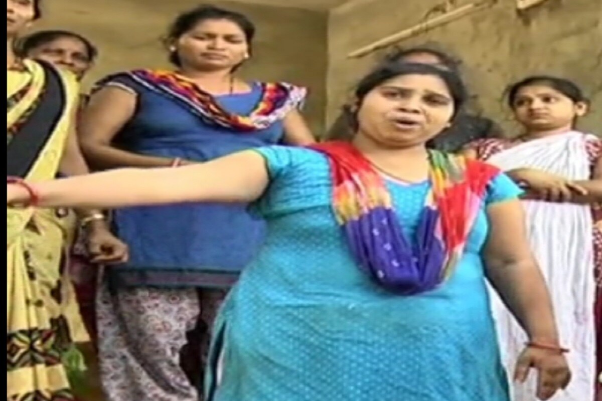 બનાવની વિગતે વાત કરીએ તો વલસાડ જિલ્લાના ઉમરગામ તાલુકાના કરંબેલા ગામના પરેટી ફળિયામાં રહેતા દિલીપભાઈ ચંદુભાઈ ધોડી પોતાના ઘરેથી નીકળી અને ગામના આદિવાસી કોલોની ત્રણ રસ્તા નજીકથી પસાર થઈ રહ્યા હતા. એ વખતે તેમના પાડોશમાં રહેતા અને સંબંધમાં કૌટુંબિક ભાઇ થતાં એવાં રાજુભાઈ ધોડીએ અચાનક જ તિક્ષ્ણ હથિયારો સાથે હુમલો કરી દીધો હતો. બનાવની વિગતે વાત કરીએ તો વલસાડ જિલ્લાના ઉમરગામ તાલુકાના કરંબેલા ગામના પરેટી ફળિયામાં રહેતા દિલીપભાઈ ચંદુભાઈ ધોડી પોતાના ઘરેથી નીકળી અને ગામના આદિવાસી કોલોની ત્રણ રસ્તા નજીકથી પસાર થઈ રહ્યા હતા. એ વખતે તેમના પાડોશમાં રહેતા અને સંબંધમાં કૌટુંબિક ભાઇ થતાં એવાં રાજુભાઈ ધોડીએ અચાનક જ તિક્ષ્ણ હથિયારો સાથે હુમલો કરી દીધો હતો.