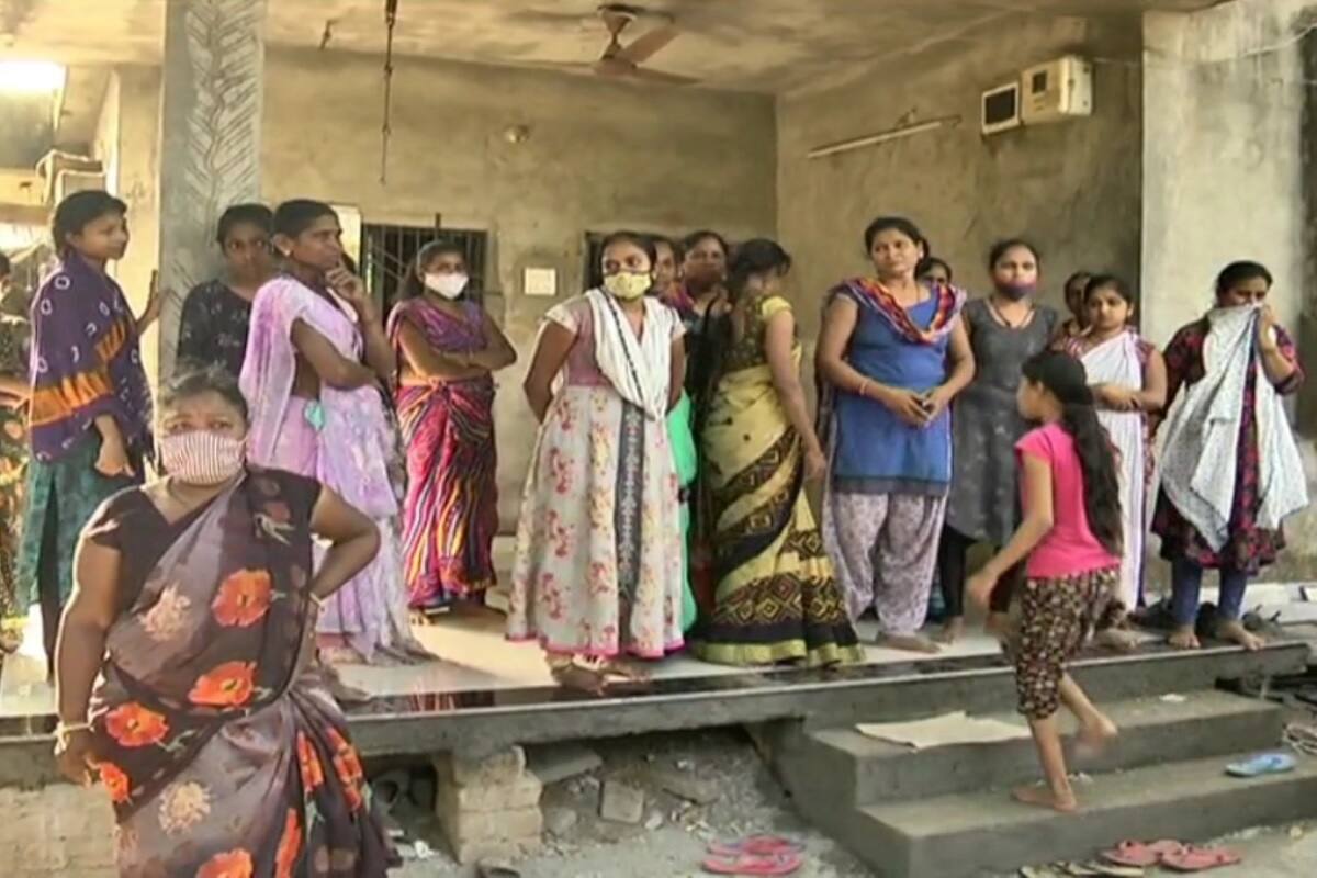  અત્યારે ભીલાડ પોલીસે આરોપી રાજુ ધોડીની ધરપકડ કરી સળિયા પાછળ ધકેલી દીધો છે. આમ કચરો ફેંકવા જેવી નજીવી બાબતે જ ભાઈ એ ભાઈનું ઢીમ ઢાળી દીવાની આ ઘટનાને કારણે સમગ્ર પંથકમાં ચકચાર મચી ગઇ છે.