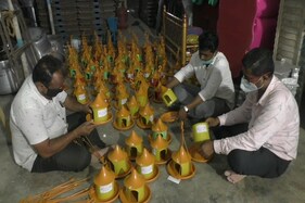 જામનગરઃ કોરોનાના કપરા સમયમાં પક્ષીઓ માટે સેવાભાવી યુવાનોએ  શરૂ કરી અનોખી સેવા