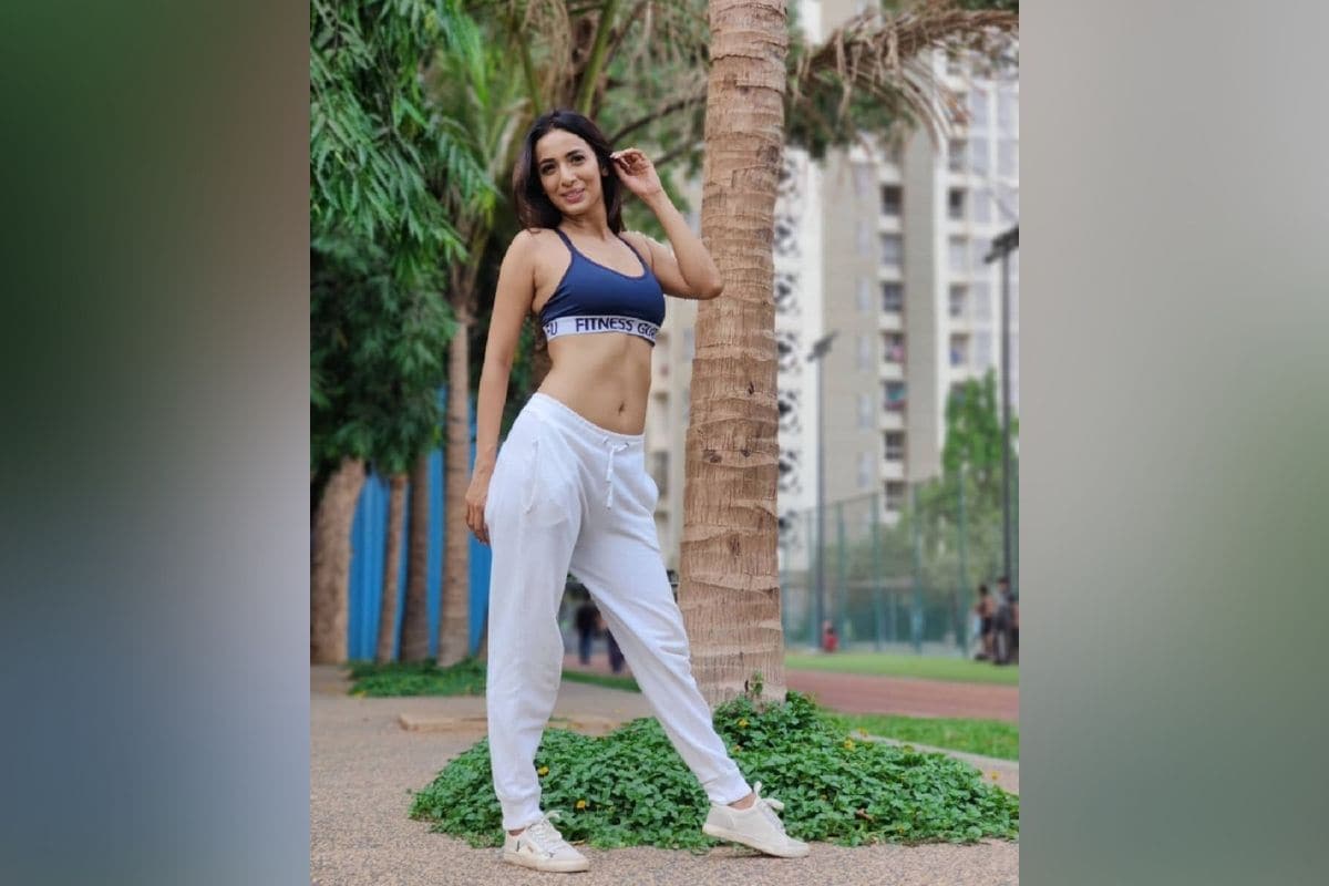 હીનાને સૌથી વધુ ફેમ મળી રિયાલિટી શો બિગ બોસ (Bigg Boss)થી. એક્ટ્રેસ 2019માં બિગ બોસ મરાઠીની બીજી સીઝન (Bigg Boss Marathi Season 2)માં નજર આવી હતી. શોમાં તે સાતમાં સ્થાન સુધી પહોંચી હતી જે બાદ તે એવિક્ટ થઇ ગઇ હતી. હીનાને સૌથી વધુ ફેમ મળી રિયાલિટી શો બિગ બોસ (Bigg Boss)થી. એક્ટ્રેસ 2019માં બિગ બોસ મરાઠીની બીજી સીઝન (Bigg Boss Marathi Season 2)માં નજર આવી હતી. શોમાં તે સાતમાં સ્થાન સુધી પહોંચી હતી જે બાદ તે એવિક્ટ થઇ ગઇ હતી.
