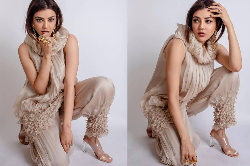 એક્ટ્રેસ કાજલ અગ્રવાલ (Kajal Agarwal) પોતાની પ્રોફેશનલ અને પર્સનલ લાઇફ બંનેને કારણે જબરદસ્ત ચર્ચામાં છે. સાઉથ (South)થી લઇ બોલિવૂડ એક્ટ્રેસ કાજલ અગ્રવાલ (Kajal Agarwal) તેની પ્રોફેશનલ અને પર્સનલ લાઇફ બંનેને કારણે ખુબજ ચર્ચામાં છે. સાઉથ (South)થી લઇ બોલિવૂડ (Bollywood) સુધીમાં તેમની છાપ છોડી છે. તેની લેટેસ્ટ ફોટ (PHOTO) લાઇટ ચોકલેટ કલરની ડ્રેસમાં તે ખુબજ ટ્રાનસરન્ટ હાઇ હીલની ફૂટવેરમાં નજર આવી છે. (Photo Credit: kajalaggarwalofficial) એક્ટ્રેસ કાજલ અગ્રવાલ (Kajal Agarwal) પોતાની પ્રોફેશનલ અને પર્સનલ લાઇફ બંનેને કારણે જબરદસ્ત ચર્ચામાં છે. સાઉથ (South)થી લઇ બોલિવૂડ એક્ટ્રેસ કાજલ અગ્રવાલ (Kajal Agarwal) તેની પ્રોફેશનલ અને પર્સનલ લાઇફ બંનેને કારણે ખુબજ ચર્ચામાં છે. સાઉથ (South)થી લઇ બોલિવૂડ (Bollywood) સુધીમાં તેમની છાપ છોડી છે. તેની લેટેસ્ટ ફોટ (PHOTO) લાઇટ ચોકલેટ કલરની ડ્રેસમાં તે ખુબજ ટ્રાનસરન્ટ હાઇ હીલની ફૂટવેરમાં નજર આવી છે. (Photo Credit: kajalaggarwalofficial)