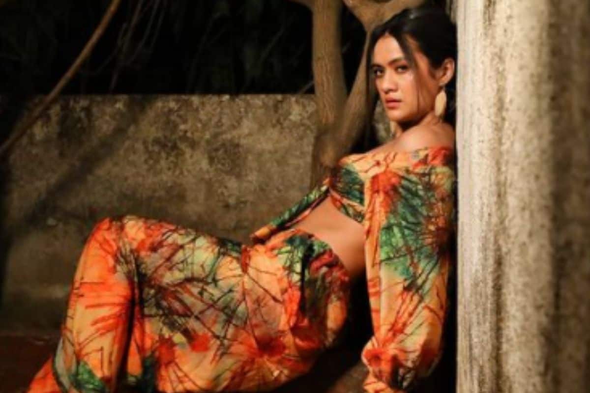  તારક મેહતાની હાલની સ્ટોરી લાઇન મુજબ, પત્રકાર પોપટલાલ કાળાબજારીને નષ્ટ કરવાનાં મિશનમાં છે. આ ટ્રેક વચ્ચે આરાધનાની શોમાં એન્ટ્રી થઇ છે. જે રિઝોર્ટમાં રૂમમાં સર્વિસ સ્ટાફની મેમ્બર છે. Photo credit: Instagram/@aradhanasharmaofficial