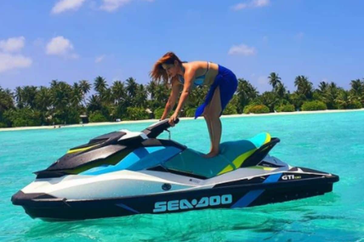  આ તસવીરને શેર કરતાં કેપ્શન લખી છે, 'મે પોઝ આપવાનો પ્રયાસ કર્યો પણ પછી હાર માની લીધી' (PHOTO: @artisingh5/Instagram)