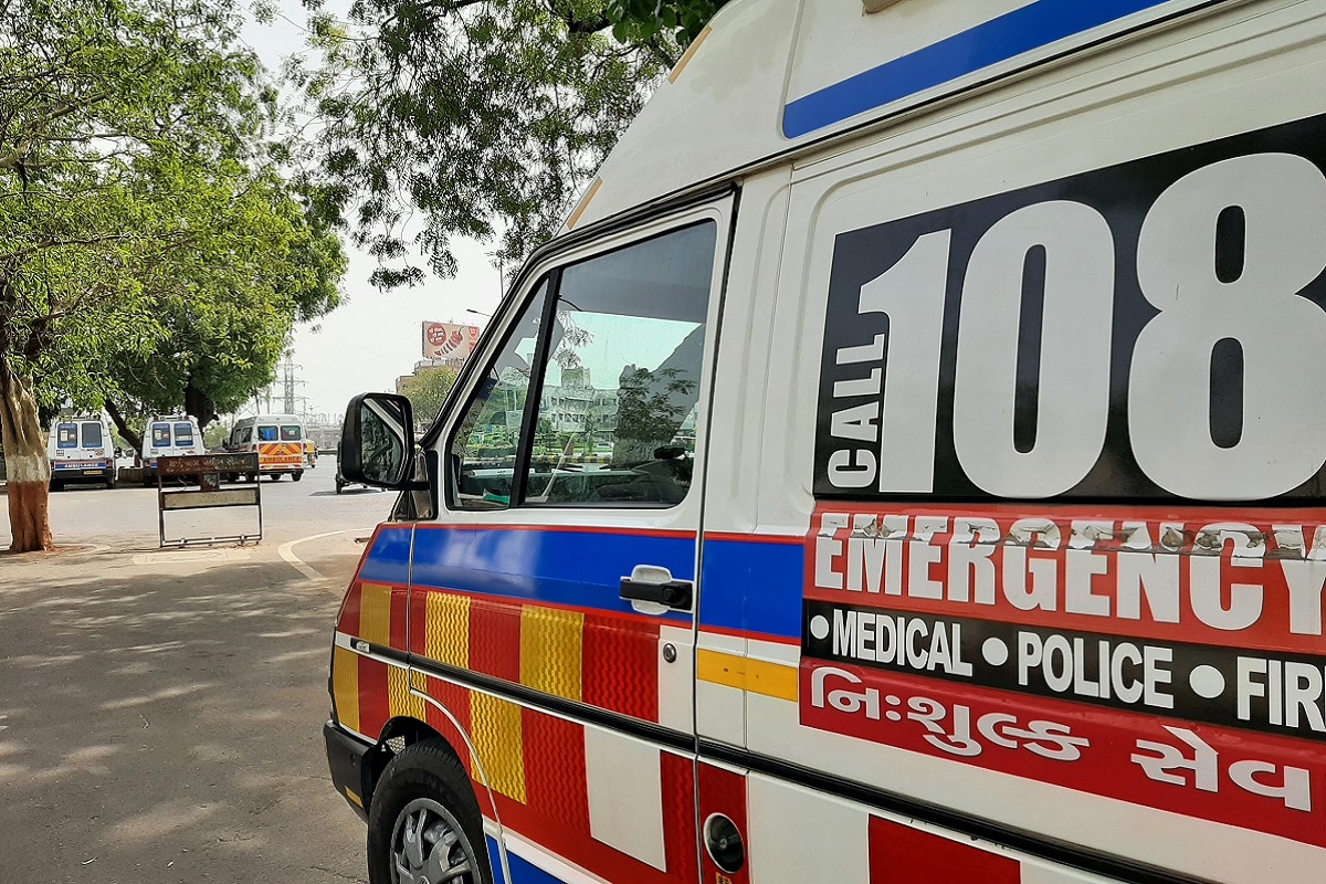 108 એમ્બ્યુલન્સ અને પાયલોટને બહુ દિવસ બાદ રાહત મળી છે.108 એમ્બ્યુલન્સના પોઇન્ટ પર આજે એમ્બ્યુલન્સ ઉભી જોવા મળી. થોડા દિવસ પહેલા રસ્તાઓ ઉપર સતત 108 એમ્બ્યુલન્સ દોડતી જોવા મળતી હતી.અને બે દિવસનું વેટિંગ જોવા મળતું હતું પરંતુ પરિસ્થિતિ ફરી એક વખત થાળે પડતી જોવા મળી રહી છે. પરિસ્થિતિ થાળે પડ્યા બાદ પણ લોકોએ કોરોનાની ગાઈડલાઈન પાલન કરવું પડશે. તો કોરોનાની જંગ જીતી શકીશું. 108 એમ્બ્યુલન્સ અને પાયલોટને બહુ દિવસ બાદ રાહત મળી છે.108 એમ્બ્યુલન્સના પોઇન્ટ પર આજે એમ્બ્યુલન્સ ઉભી જોવા મળી. થોડા દિવસ પહેલા રસ્તાઓ ઉપર સતત 108 એમ્બ્યુલન્સ દોડતી જોવા મળતી હતી.અને બે દિવસનું વેટિંગ જોવા મળતું હતું પરંતુ પરિસ્થિતિ ફરી એક વખત થાળે પડતી જોવા મળી રહી છે. પરિસ્થિતિ થાળે પડ્યા બાદ પણ લોકોએ કોરોનાની ગાઈડલાઈન પાલન કરવું પડશે. તો કોરોનાની જંગ જીતી શકીશું.