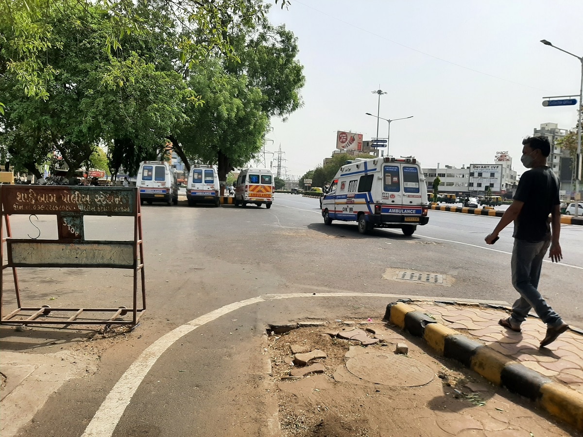આજે સિવિલ હોસ્પિટલના કેમ્પસમાં આવેલા 1200 બેડ હોસ્પિટલમાં પણ છેલ્લા કેટલા દિવસ બાદ આજે 108 એમ્બ્યુલન્સની કતાર ગાયબ થઈ છે.એક દિવસ એવો હતો કે, 1200 બેડ હોસ્પિટલમાં 108 એમ્બ્યુલન્સ કતાર ઘટી છે. એકથી બે એમ્બ્યુલન્સ જોવા મળી છે. તો 1200 બેડ હોસ્પિટલમાં બેડ પણ ખાલી જોવા મળ્યા. જેમાં 1 બેડ icuમાં તો ઓક્સિજન બેડમાં 18 અને નોન ઓક્સિજનમાં 146 બેડ ખાલી છે. થોડા દિવસ પહેલા દર્દીઓએ 4 કલાક વેટિંગમાં રહેવું પડતું હતું અને કોઈ ડિસ્ચાર્જ થાય ત્યારે બીજા દર્દીને એડમિટ કરવામાં આવતા હતા. આજે સિવિલ હોસ્પિટલના કેમ્પસમાં આવેલા 1200 બેડ હોસ્પિટલમાં પણ છેલ્લા કેટલા દિવસ બાદ આજે 108 એમ્બ્યુલન્સની કતાર ગાયબ થઈ છે.એક દિવસ એવો હતો કે, 1200 બેડ હોસ્પિટલમાં 108 એમ્બ્યુલન્સ કતાર ઘટી છે. એકથી બે એમ્બ્યુલન્સ જોવા મળી છે. તો 1200 બેડ હોસ્પિટલમાં બેડ પણ ખાલી જોવા મળ્યા. જેમાં 1 બેડ icuમાં તો ઓક્સિજન બેડમાં 18 અને નોન ઓક્સિજનમાં 146 બેડ ખાલી છે. થોડા દિવસ પહેલા દર્દીઓએ 4 કલાક વેટિંગમાં રહેવું પડતું હતું અને કોઈ ડિસ્ચાર્જ થાય ત્યારે બીજા દર્દીને એડમિટ કરવામાં આવતા હતા.