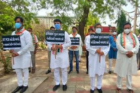 ગુજરાત સરકારે લોકોને ભગવાન ભરોસે છોડ્યા છે, આરોગ્યની સુવિધાનાં અભાવે મરવા મજબૂર: કોંગ્રેસ