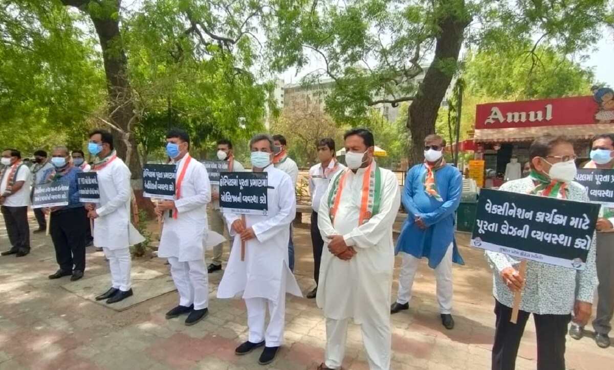 કોરોનાની સ્થિતિ અંગે કોંગ્રેસ પ્રદેશ અધ્યક્ષ અમિત ચાવડાએ નિવેદન આપતા કહ્યું હતુ કે, 13 મહિનામાં સરકારના અણવહીવટના કારણે 7 હજારથી વધુ મૃત્યું થયા છે . કોરોનામાં મૃત્યું પામનારને કોંગ્રેસ પરિવાર શ્રદ્ધાંજલિ આપે છે. 13 મહિનામાં સરકારે કાંઈ ના કરતા લોકો મારવા મજબૂર બન્યા છે. સરકારનું આયોજન માત્ર કાગળ પર જ છે. ઓક્સિજન, વેન્ટિલેટર અને સ્ટાફ આપો એવી માંગ પ્રજા વતી અમે કરી રહ્યા છીએ. સરકાર નહીં જાગે તો આનાથી પણ વધારે ખરાબ દિવસો આવશે. અમદાવાદ જિલ્લા કોંગ્રેસ દ્વારા પણ કલેક્ટર કચેરી બહાર ધરણા કરવા જતા પહેલા જ પોલીસ દ્વારા કોંગ્રેસના કાર્યકર્તાઓ અટકાયત કરી દેવામાં આવી હતી . કોરોનાની સ્થિતિ અંગે કોંગ્રેસ પ્રદેશ અધ્યક્ષ અમિત ચાવડાએ નિવેદન આપતા કહ્યું હતુ કે, 13 મહિનામાં સરકારના અણવહીવટના કારણે 7 હજારથી વધુ મૃત્યું થયા છે . કોરોનામાં મૃત્યું પામનારને કોંગ્રેસ પરિવાર શ્રદ્ધાંજલિ આપે છે. 13 મહિનામાં સરકારે કાંઈ ના કરતા લોકો મારવા મજબૂર બન્યા છે. સરકારનું આયોજન માત્ર કાગળ પર જ છે. ઓક્સિજન, વેન્ટિલેટર અને સ્ટાફ આપો એવી માંગ પ્રજા વતી અમે કરી રહ્યા છીએ. સરકાર નહીં જાગે તો આનાથી પણ વધારે ખરાબ દિવસો આવશે. અમદાવાદ જિલ્લા કોંગ્રેસ દ્વારા પણ કલેક્ટર કચેરી બહાર ધરણા કરવા જતા પહેલા જ પોલીસ દ્વારા કોંગ્રેસના કાર્યકર્તાઓ અટકાયત કરી દેવામાં આવી હતી .