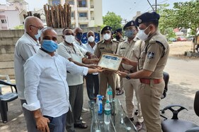 આ છે રાજકોટનાં કોરોના સંક્રમણને અટકાવનારા શહેરનાં વોરિયર્સ, પોલીસે આ રીતે કર્યું સન્માન