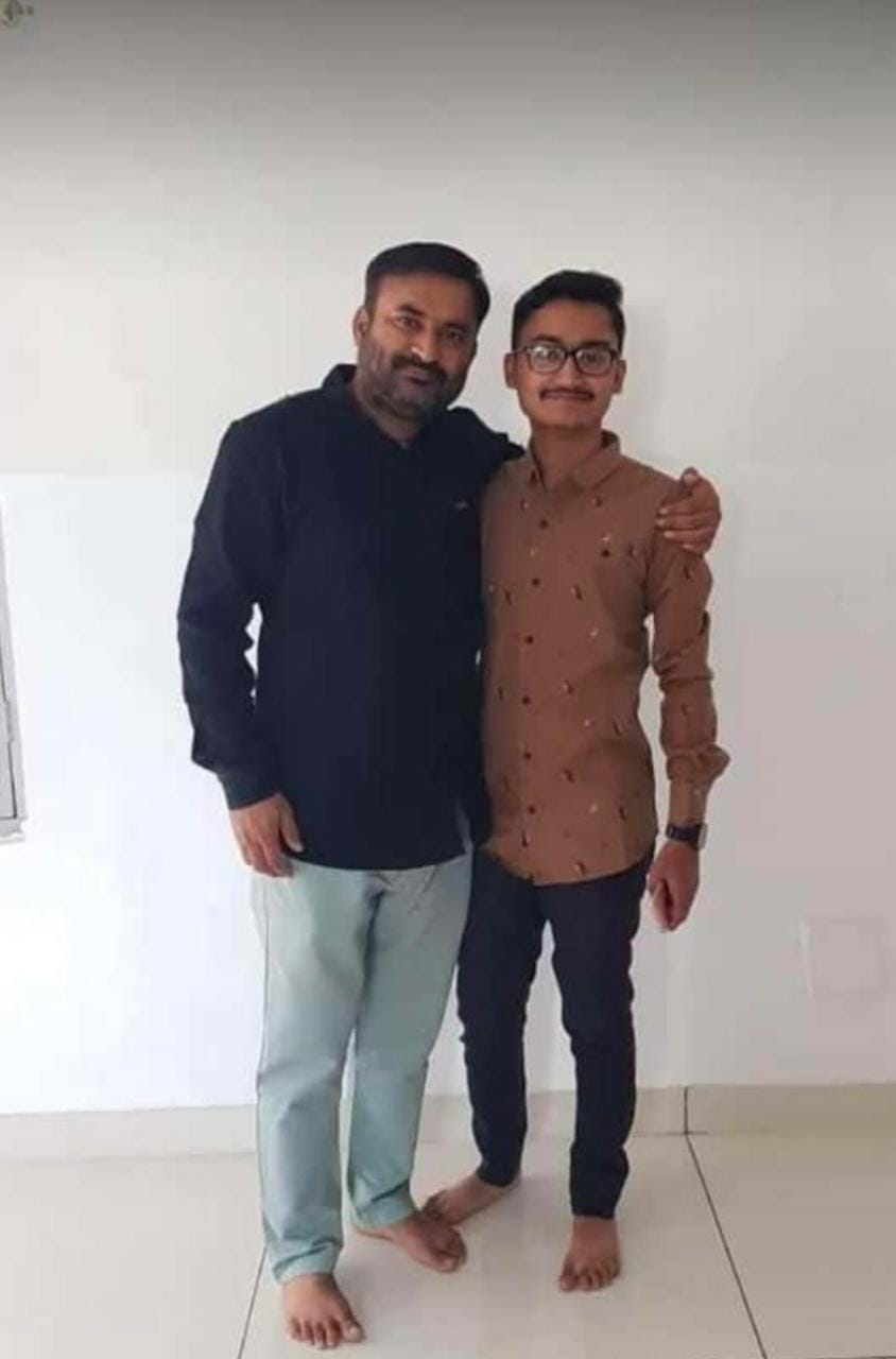 ઝેરી અસર પહોંચતા પિતા પુત્ર અને પુત્રીને શહેરના સિવિલ હોસ્પિટલ ખાતે આવેલા ઇમરજન્સી વોર્ડ ખાતે ખસેડવામાં આવ્યા હતા. સારવાર દરમિયાન સૌપ્રથમ સિવિલ હોસ્પિટલ ખાતે પુત્ર અંકીતનું મૃત્યુ નીપજ્યું હતું. જ્યારે કે તેના બાદ તેના પિતા કમલેશભાઈ લાબડીયાનું મૃત્યુ નીપજયું હતું. ઝેરી અસર પહોંચતા પિતા પુત્ર અને પુત્રીને શહેરના સિવિલ હોસ્પિટલ ખાતે આવેલા ઇમરજન્સી વોર્ડ ખાતે ખસેડવામાં આવ્યા હતા. સારવાર દરમિયાન સૌપ્રથમ સિવિલ હોસ્પિટલ ખાતે પુત્ર અંકીતનું મૃત્યુ નીપજ્યું હતું. જ્યારે કે તેના બાદ તેના પિતા કમલેશભાઈ લાબડીયાનું મૃત્યુ નીપજયું હતું.
