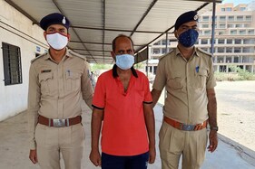 અમદાવાદ: ક્લાસીસમાં ટીચરના આધેડ પતિએ વિદ્યાર્થિની સાથે કર્યું ગંદુ કામ, જુઓ કોણ છે આ હેવાન