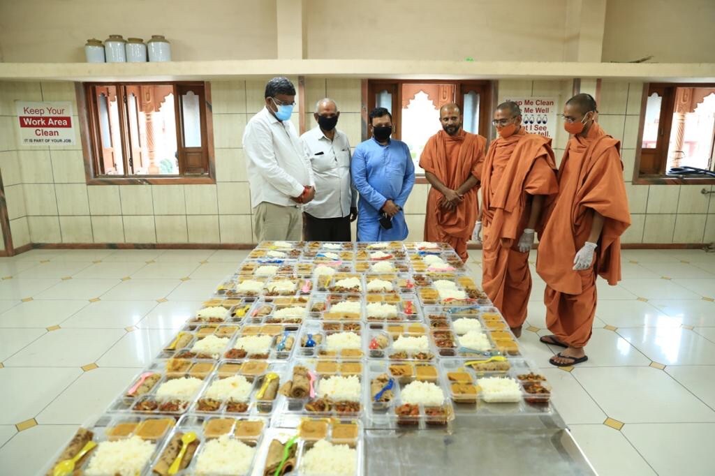 કોવિડ હોસ્પિટલના પ્રારંભ થતા જ એકાદ દિવસની લગભગ બધા જ બેડ ફુલ થઇ ગયા છે. સારવાર હેઠળ દર્દીઓ માટે અનુભવી સાથે એમ. ડી કક્ષાની ડિગ્રી ધરાવતા નિષ્ણાત ડોક્ટર્સ, નર્સ, પેરા મેડિકલ સ્ટાફ દિવસ રાત સેવામાં ખડે પગે રહે છે. કોવિડ હોસ્પિટલના પ્રારંભ થતા જ એકાદ દિવસની લગભગ બધા જ બેડ ફુલ થઇ ગયા છે. સારવાર હેઠળ દર્દીઓ માટે અનુભવી સાથે એમ. ડી કક્ષાની ડિગ્રી ધરાવતા નિષ્ણાત ડોક્ટર્સ, નર્સ, પેરા મેડિકલ સ્ટાફ દિવસ રાત સેવામાં ખડે પગે રહે છે.