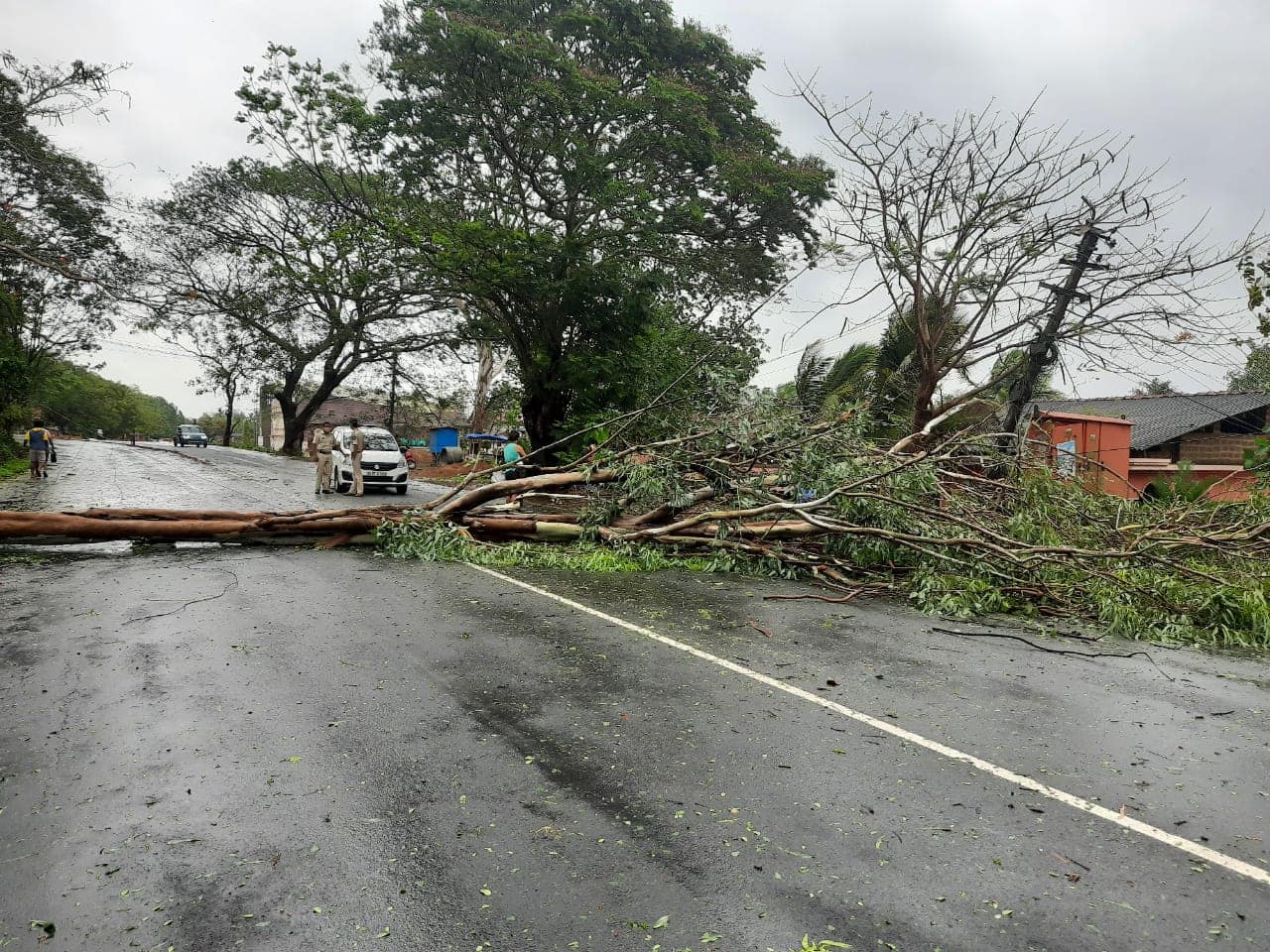  નોંધનીય છે કે, વાવાઝોડાની સંભવિત અસરોને લઇ સ્થાનિક સ્તરથી લઇ કાંઠાના 14 જિલ્લામાં ચાલી રહેલી તૈયારીઓની શનિવારે મુખ્યમંત્રી વિજય રૂપાણીએ સમીક્ષા કરી હતી. તેમણે જણાવ્યું હતું કે, વાવાઝોડાની સંભવિત સ્થિતિનો મુકાબલો કરવા તંત્ર સજ્જ છે. કોર કમિટીની બેઠકમાં મુખ્યમંત્રી રૂપાણીએ તમામ જિલ્લા કલેક્ટરો, ડિઝાસ્ટર મેનેજમેન્ટ ઓથોરિટી તેમજ વિવિધ સરકારી તંત્રને ‘ઝીરો કેઝ્યુઅલ્ટિ’ના કોન્સેપ્ટ સાથે તમામ તૈયારી કરવા સૂચના આપી હતી.