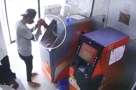 અમદાવાદનો વિચિત્ર કિસ્સો: બ્લેક કેપ, માસ્ક પહેરી ATM સેન્ટર પહોંચ્યો શખ્સ, મશીન પર ઈંટો પછાડી