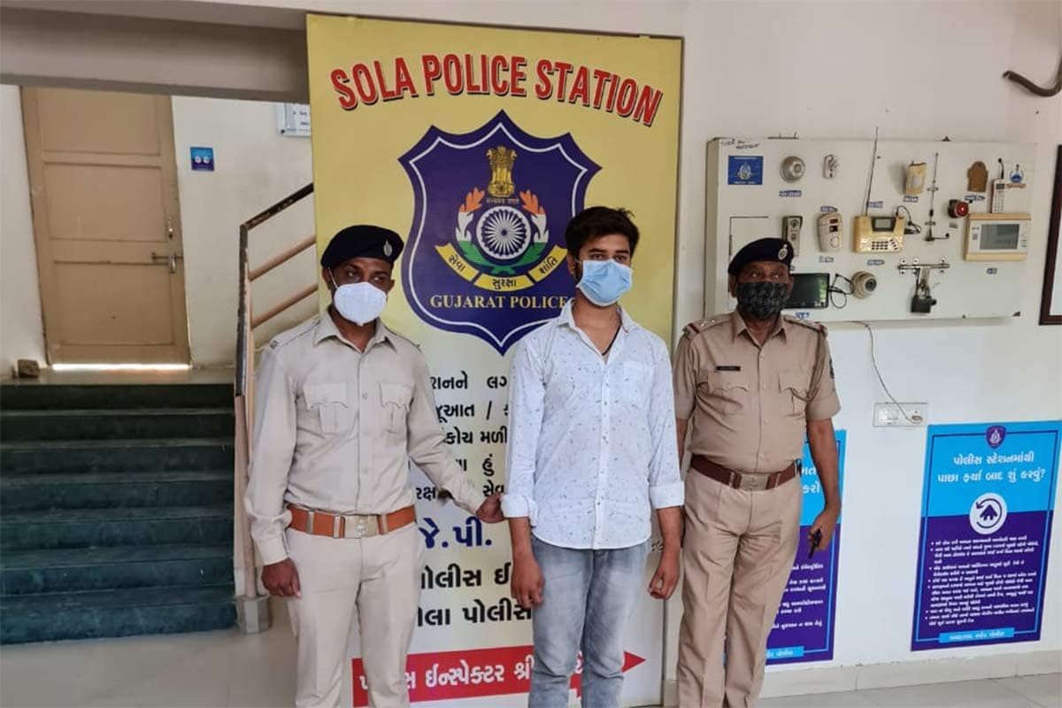 જ્યારે સફેદ બૂચવાળા ઇન્જેક્શન આરોપી જયે જુહાપુરા અંબર ટાવર પાસે રહેતી રુહી પાસેથી કાળા બજારમાં વેચવા માટે 16 હજાર રૂપિયામાં લાવ્યો હોવાનું સામે આવ્યું હતું. આરોપી 9 હજારમાં આ ઇન્જેક્શન ખરીદી 11,000માં લોકોને ગેરકાયદે વેચાણ આપતો હોવાની કબૂલાત કરતાં પોલીસે આરોપીની ધરપકડ કરી સોલા પોલીસને સોંપ્યો હતો. પોલીસે આ તમામ ઇન્જેક્શન, મોબાઇલ ફોન અને એક્ટિવા સહિતનો 75 હજારનો મુદ્દામાલ કબજે કરી સુરતના ડૉક્ટર મિલન સુતરીયા તથા રુહી નામની મહિલાને પકડવા તજવીજ હાથ ધરી છે. જ્યારે સફેદ બૂચવાળા ઇન્જેક્શન આરોપી જયે જુહાપુરા અંબર ટાવર પાસે રહેતી રુહી પાસેથી કાળા બજારમાં વેચવા માટે 16 હજાર રૂપિયામાં લાવ્યો હોવાનું સામે આવ્યું હતું. આરોપી 9 હજારમાં આ ઇન્જેક્શન ખરીદી 11,000માં લોકોને ગેરકાયદે વેચાણ આપતો હોવાની કબૂલાત કરતાં પોલીસે આરોપીની ધરપકડ કરી સોલા પોલીસને સોંપ્યો હતો. પોલીસે આ તમામ ઇન્જેક્શન, મોબાઇલ ફોન અને એક્ટિવા સહિતનો 75 હજારનો મુદ્દામાલ કબજે કરી સુરતના ડૉક્ટર મિલન સુતરીયા તથા રુહી નામની મહિલાને પકડવા તજવીજ હાથ ધરી છે.