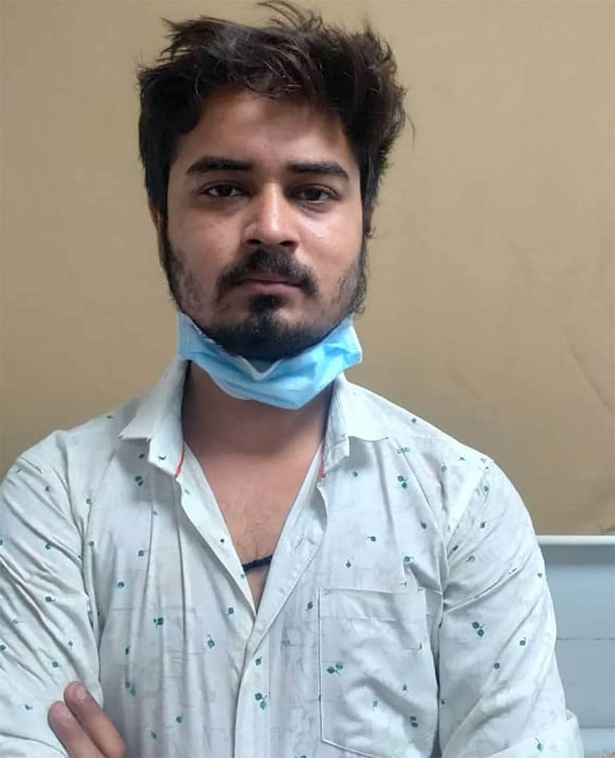 બાતમીને આધારે એક્ટિવા લઈને જય શાહ (રહે. ભાવસાર શેરી, સરખેજ ગામ) ત્યાં મળી આવ્યો હતો. જેથી પોલીસે તેને રોકી તેની પૂછપરછ કરી તપાસ શરૂ કરી હતી. તેની પાસે રહેલા એક થેલામાં તપાસ કરતા છ નંગ ઇન્જેક્શન મળી આવ્યા હતા. જેમાં વાદળી કલરના બૂચવાળા બે ઇજેક્શન ભરેલા હતા અને લાલ કલરના બૂચવાળા બે ઇન્જેક્શન પ્રવાહી ભરેલા હતા તથા સફેદ કલરના બૂચવાળા બે ઇન્જેક્શન પાઊડર ભરેલા હતા. બાતમીને આધારે એક્ટિવા લઈને જય શાહ (રહે. ભાવસાર શેરી, સરખેજ ગામ) ત્યાં મળી આવ્યો હતો. જેથી પોલીસે તેને રોકી તેની પૂછપરછ કરી તપાસ શરૂ કરી હતી. તેની પાસે રહેલા એક થેલામાં તપાસ કરતા છ નંગ ઇન્જેક્શન મળી આવ્યા હતા. જેમાં વાદળી કલરના બૂચવાળા બે ઇજેક્શન ભરેલા હતા અને લાલ કલરના બૂચવાળા બે ઇન્જેક્શન પ્રવાહી ભરેલા હતા તથા સફેદ કલરના બૂચવાળા બે ઇન્જેક્શન પાઊડર ભરેલા હતા.