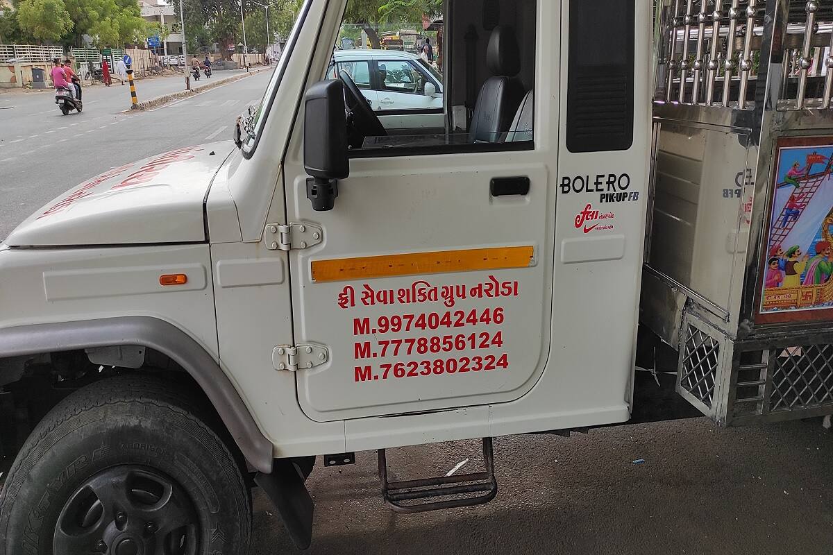  વાત છે નરોડામાં રહેતા પ્રવીણભાઈ પરમારની. જેઓ માટે માનવ સેવા એ જ પ્રભુ સેવા ઉક્તિ બંધ બેસતી છે. કારણ કે તેઓ પોતાનું એક વાહન મૃતકોને અંતિમયાત્રા માટે શબવાહીની તરીકે વર્ષોથી નિઃશુલ્ક સેવા તરીકે ચલાવે છે. અને હાલમાં કોરોનાની આ મહામારીમાં પરિવારના સભ્યો ઈચ્છે તો પણ પોતાના સગાની સેવા કરી શકતા નથી તેવી નોબત આવી ગઈ છે. કોરોનાની આ બીજીલહેરમાં સરકારી હોય કે ખાનગી હોસ્પિટલ જ્યાં જુઓ ત્યાં બેડ ફૂલ અને દર્દથી કણસતા દર્દીઓની કતારો.