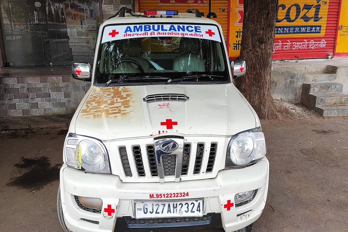  એબ્યુલન્સ નોંધાવવા છતાં કલાકો બાદ પણ એમ્બયુલન્સ આવે નહિ. અને ખાનગી એમ્બ્યુલન્સ ચાલક હોસ્પિટલ સુધી લઈ જાય પણ લાંબી લાઈનમાં ઉભા રહેવા હજારો રૂપિયા વેઈટીંગ ચાર્જ વસુલે. આ દર્દીઓ અને તેમના સગાની વ્યથા સાંભળી નરોડના પ્રવીણભાઈ પરમારએ પોતાની સ્કોર્પિયો કાર પણ ફ્રી એમ્બ્યુલન્સ સેવા માટે સમર્પિત કરી દીધી.