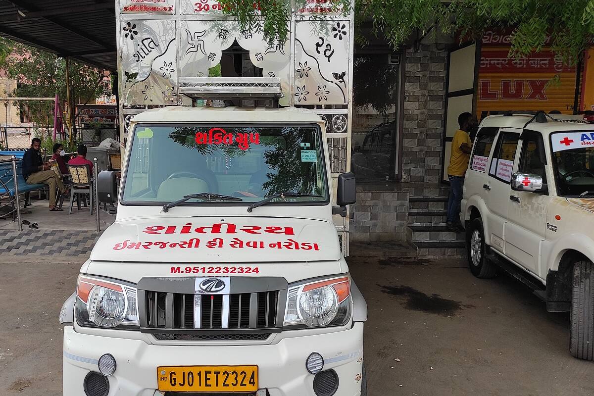  આ સેવા શરૂ કરતાં હવે નરોડા અને આસપાસના વિસ્તારમાં આ સેવા નિઃશુલ્ક આપવામાં આવશે. મહત્વનું છે કે એક સમયે સ્મશાનમાં લીલા લાકડાં હતા ત્યારે પ્રવિણ પરમારે જ પોતાના ખર્ચે સુકા લાકડાના ટ્રકો મૃતકોના અંતિમ સંસ્કાર માટે નખાવી સેવા કરી હતી. ત્યારે યુવકની આવી સેવા જોઇ અન્ય યુવાઓએ પણ પ્રેરણા લેવી જોઈએ.