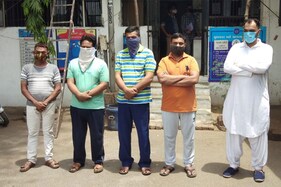 અમદાવાદ: 'યે આદમી ટોળે કા વીડિયો બનતા હૈ, ઈસકો મારો,' પોલીસકર્મી સાથે ટપલીદાવ