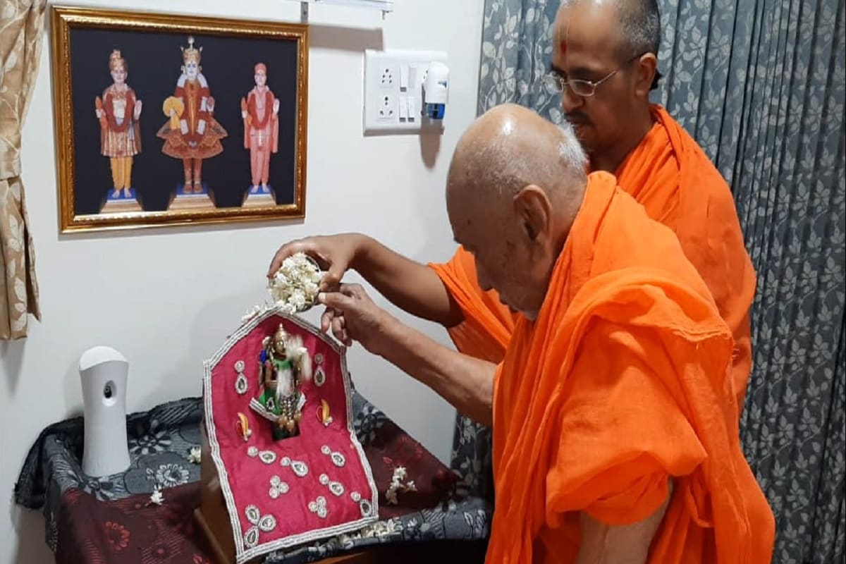 અખાત્રીજથી ચંદનના વાઘા સ્વામિનારાયણ સંપ્રદાયમાં ધરાવવામાં આવે છે તે અંગે શ્રી સ્વામિનારાયણ મંદિર - કુમકુમ - મણિનગર - ના સાધુ પ્રેમવત્સલદાસજીએ જણાવ્યું હતું કે, આ ભગવાનના શણગાર તૈયાર કરવામાં ૪ કિલો ચંદનનો ઉપયોગ કરવામાં આવ્યો હતો. ભગવાનને ચંદનના શણગાર ધરાવ્યા બાદ આ ચંદનની ગોટીઓ બનાવવામાં આવે છે અને તે ગોટી થી શ્રી સ્વામિનારાયણ ભગવાનના સંતો - હરિભક્તો તે ચંદનથી કપાળમાં તિલક કરે છે. અખાત્રીજથી ચંદનના વાઘા સ્વામિનારાયણ સંપ્રદાયમાં ધરાવવામાં આવે છે તે અંગે શ્રી સ્વામિનારાયણ મંદિર - કુમકુમ - મણિનગર - ના સાધુ પ્રેમવત્સલદાસજીએ જણાવ્યું હતું કે, આ ભગવાનના શણગાર તૈયાર કરવામાં ૪ કિલો ચંદનનો ઉપયોગ કરવામાં આવ્યો હતો. ભગવાનને ચંદનના શણગાર ધરાવ્યા બાદ આ ચંદનની ગોટીઓ બનાવવામાં આવે છે અને તે ગોટી થી શ્રી સ્વામિનારાયણ ભગવાનના સંતો - હરિભક્તો તે ચંદનથી કપાળમાં તિલક કરે છે.