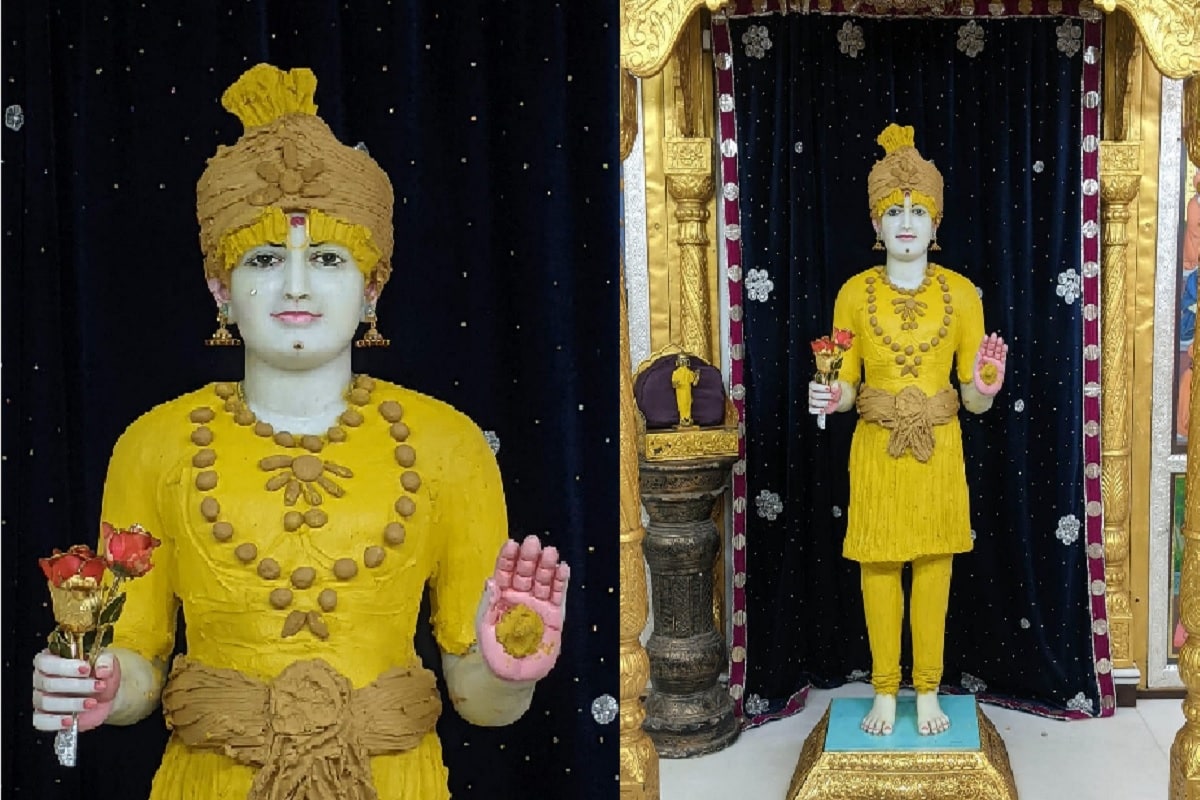 દિપીકા ખુમાન, અમદાવાદ : અખાત્રીજનાં રોજ શ્રી સ્વામિનારાયણ મંદિર - કુમકુમ - મણિનગર - ખાતે સ્વામિનારાયણ સંપ્રદાયની પરંપરાગત અનુસાર વૈશાખ માસની ગરમીમાં ભગવાનને ઠંડક મળે તેવા હેતુથી શ્રી સ્વામિનારાયણ ભગવાનને ચંદનના વાઘાના શણગાર સજવાનો પ્રારંભ થયો છે. કોરોના વાયરસના કારણે ભગવાનના શણગારનાં દર્શન સ્વામિનારાયણ કુમકુમ મંદિર યુટ્યુબ ચેનલ ઉપર કરાવવામાં આવ્યા હતા. દિપીકા ખુમાન, અમદાવાદ : અખાત્રીજનાં રોજ શ્રી સ્વામિનારાયણ મંદિર - કુમકુમ - મણિનગર - ખાતે સ્વામિનારાયણ સંપ્રદાયની પરંપરાગત અનુસાર વૈશાખ માસની ગરમીમાં ભગવાનને ઠંડક મળે તેવા હેતુથી શ્રી સ્વામિનારાયણ ભગવાનને ચંદનના વાઘાના શણગાર સજવાનો પ્રારંભ થયો છે. કોરોના વાયરસના કારણે ભગવાનના શણગારનાં દર્શન સ્વામિનારાયણ કુમકુમ મંદિર યુટ્યુબ ચેનલ ઉપર કરાવવામાં આવ્યા હતા.