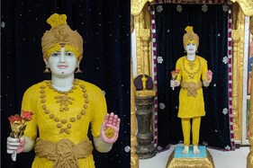 અખાત્રીજ: કુમકુમ મંદિર દ્વારા ભગવાનને ચંદનના વાઘાના શણગાર ધરાવવામાં આવ્યા