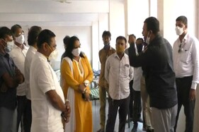 સુરત : કોવિડ સેન્ટરની મુલાકાતે આવેલા ભાજપના સાંસદને પાર્ટીના જ કાર્યકર્તાઓએ ખરી-ખોટી સંભળાવી, ચુપચાપ ચાલતી પકડી