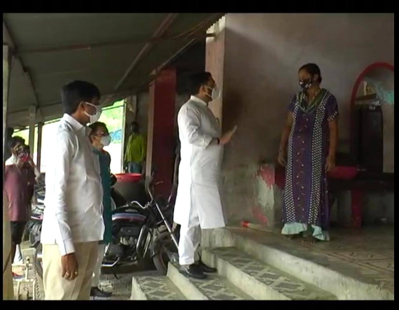  સરકાર એક તરફ કોરોનાને નાથવા 'મારું ગામ કોરોના મુક્ત ગામ' અંતર્ગત અભિયાન ચલાવી રહી છે તો બીજી તરફ સુરત જિલ્લાના બારડોલી નગરને અડીને આવેલું ખલી ગામ, કે જે ગામના લોકોએ લોકોના સંપર્કથી દૂર રહી સાચા અર્થમાં ખલી ગામ કોરોના મુક્ત ગામ રાખ્યું છે. કોરોનાની બીજી લહેરે શહેરો તો ઠીક નાના નાના ગામોમાં પણ પોતાનો કહેર વરસાવીને કેટલાક લોકોના ભોગ લીધા છે.