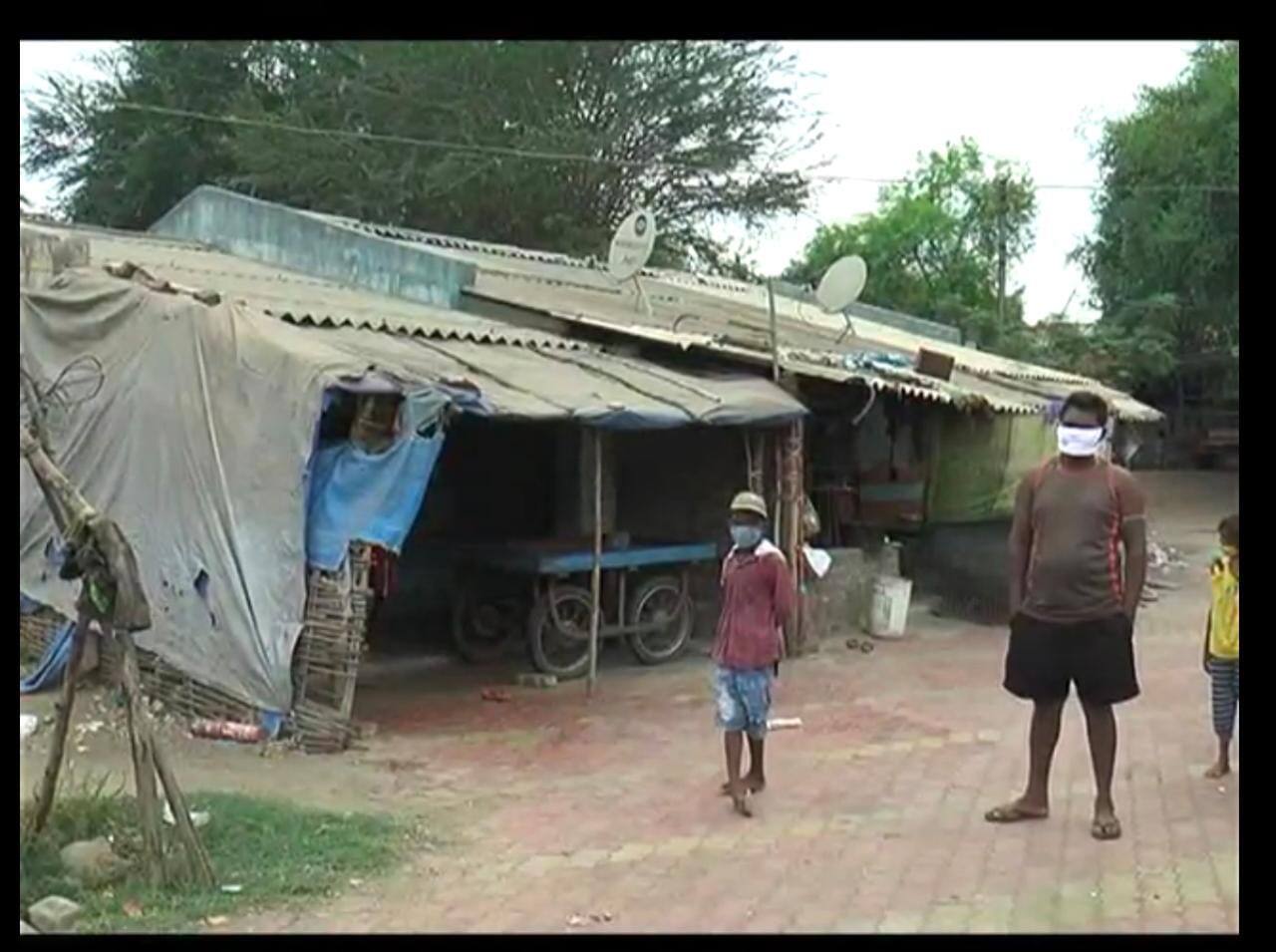  સરકાર અને સામાજિક સંસ્થાઓ માસ્ક પહેરવા અને સામાજિક અંતર જાળવવા લોકોમાં જાગૃતિ લાવવા કઈ કેટલા પગલાંઓ ભરી રહી છે. છતાં હજુ પણ લોકો માસ્ક પહેરવાનું ટાળે છે જેને કારણે દંડાત્મક કાર્યવાહી પણ હાથ ધરવામાં આવે છે. તો બીજી તરફ આદિવાસી વસ્તી ધરાવતું અને ખેતમજૂરી કરી પોતાના પરિવારનું ગુજરાન ચલાવતા ખલી ગામના તમામ લોકો માસ્ક ફરજીયાત પહેરે છે. તેમજ ભીડભાડ વાળી જગ્યાએ જવાનું ટાળે છે જેથી આ ગામ આજે પણ કોરોના મુક્ત ગામ રહ્યું છે.