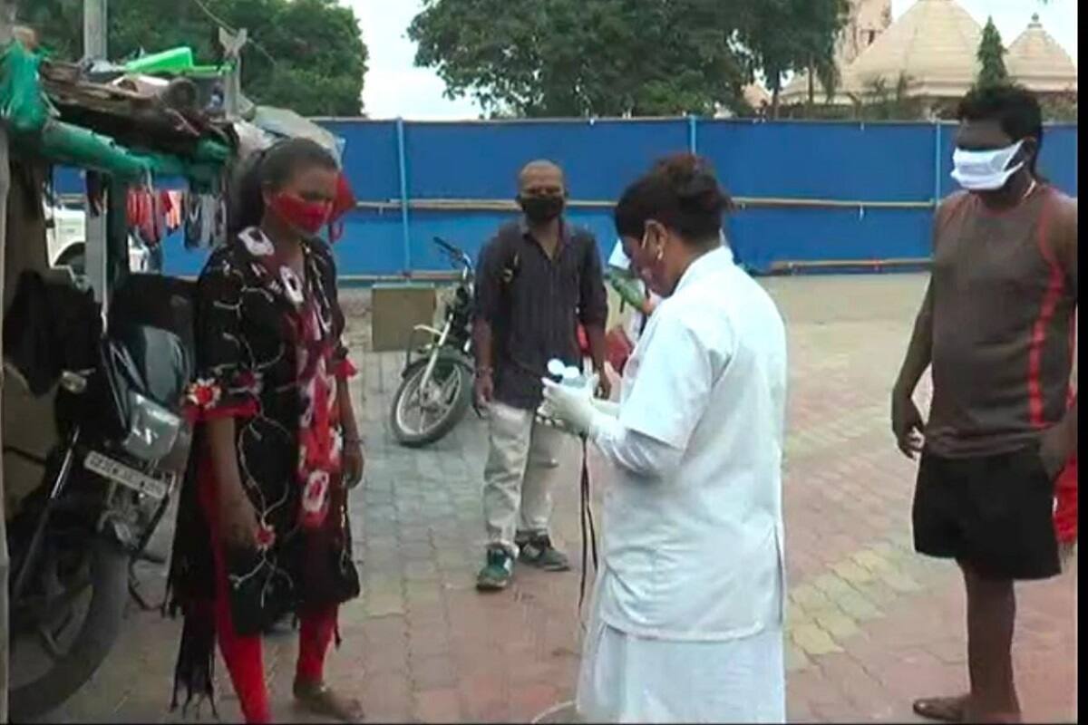  કેતન પટેલ, બારડોલી: કોરોનાની બીજી લહેરની તબાહીએ સૌને હચમચાવી મુક્યા છે ત્યારે વાત કરીએ બારડોલી તાલુકાના ખલી ગામની. આ ગામમાં માત્ર 350 લોકોની વસ્તી છે. જ્યાં કોરોના કાળના 15 મહિના થવા આવ્યા છતાં આ ગામમાં એક પણ પોઝિટિવ દર્દી નોંધાયો નથી.