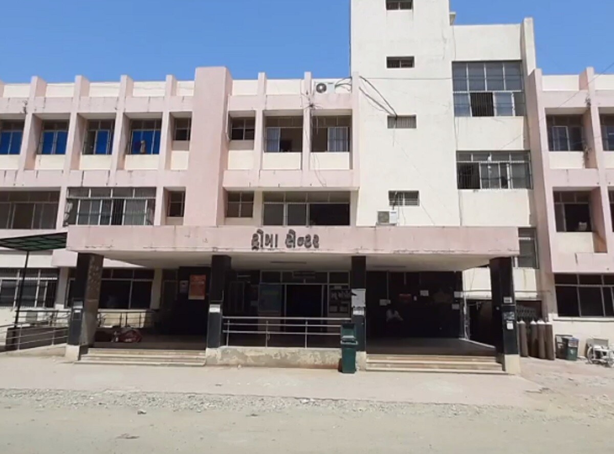 કોરોના વોર્ડમાં રહેલા દર્દીઓ મનથી જીવવાની આશા ગુમાવી ચુક્યા હોય છે. તેવાં વાતાવરણ વચ્ચે પોતે પી..પી.ઈ. કીટ પહેરીને હેડફોન દ્વારા કોરોના વોર્ડમાં સ્પીકર દ્વારા બોર્ડના તમામ દર્દીઓને પોઝિટિવ ઊર્જા વિશે વાત કરે છે. દર્દીઓને હૃદય, માથા શિખા પર હાથ રાખીને શબ્દોની શક્તિ દ્વારા શરીરને સુરક્ષિતતા અને કવચ આપવાનું કામ તેઓ વેદ-ઋગ્વેદની ઋચાઓને સ્વરબદ્ધ રીતે ગાઈને રજૂ કરે છે. પોતાનાં સગા પણ કોરોના પોઝિટિવ વોર્ડમાં જતાં ડરે છે તેવા વાતાવરણમાં સાગરભાઇ કોરોના વોર્ડના દરેક બેડ પાસે જઈ દર્દીઓને શાતા આપવાનું કામ કરે છે. તેઓ કહે છે કે, વિપરિત પરિસ્થિતિઓમાં મન તો હંમેશા નકારાત્મક જ વિચારે છે. ત્યારે મારા કર્મથી જો કોરોનાના દર્દીઓને 'દવા સાથે દુઆ' પણ મળશે અને તેમની મનની સંકલ્પ શક્તિથી મનમાં આનંદના ફુવારા ફેલાશે, તેઓના દર્દને ઓછું કરી શકાશે તો આ મારો પ્રયત્ન લેખે લાગશે. કોરોના વોર્ડમાં રહેલા દર્દીઓ મનથી જીવવાની આશા ગુમાવી ચુક્યા હોય છે. તેવાં વાતાવરણ વચ્ચે પોતે પી..પી.ઈ. કીટ પહેરીને હેડફોન દ્વારા કોરોના વોર્ડમાં સ્પીકર દ્વારા બોર્ડના તમામ દર્દીઓને પોઝિટિવ ઊર્જા વિશે વાત કરે છે. દર્દીઓને હૃદય, માથા શિખા પર હાથ રાખીને શબ્દોની શક્તિ દ્વારા શરીરને સુરક્ષિતતા અને કવચ આપવાનું કામ તેઓ વેદ-ઋગ્વેદની ઋચાઓને સ્વરબદ્ધ રીતે ગાઈને રજૂ કરે છે. પોતાનાં સગા પણ કોરોના પોઝિટિવ વોર્ડમાં જતાં ડરે છે તેવા વાતાવરણમાં સાગરભાઇ કોરોના વોર્ડના દરેક બેડ પાસે જઈ દર્દીઓને શાતા આપવાનું કામ કરે છે. તેઓ કહે છે કે, વિપરિત પરિસ્થિતિઓમાં મન તો હંમેશા નકારાત્મક જ વિચારે છે. ત્યારે મારા કર્મથી જો કોરોનાના દર્દીઓને 'દવા સાથે દુઆ' પણ મળશે અને તેમની મનની સંકલ્પ શક્તિથી મનમાં આનંદના ફુવારા ફેલાશે, તેઓના દર્દને ઓછું કરી શકાશે તો આ મારો પ્રયત્ન લેખે લાગશે.