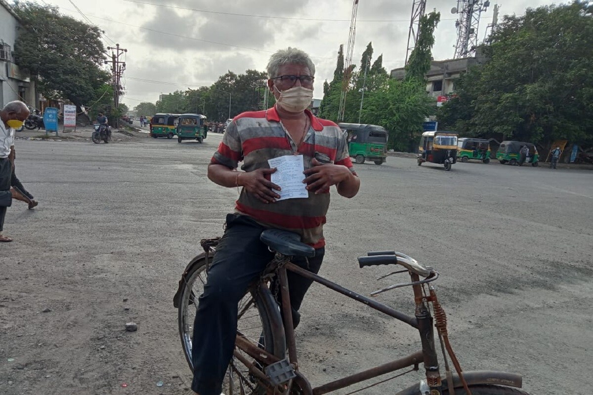 તેમણે કહ્યું કે, આ મેમો આપવા પાછળ સાઇકલ સવાર લોકો રોંગસાઇડ આવવાનું બંધ કરે અને તેના લીધે અકસ્માત ન થાય તે માટે આ નવતર પ્રયોગ શરૂ કરાયો છે. જોકે આ ગુનામાં માત્ર સાઇકલ સવારને સમાન્ય પહોંચ એટલે કે કાયદો તોડતા તેની જાણકારી સાથે, જો દંડ કરવામાં આવે તો માત્રને માત્ર 0 રૂપિયાથી લઇને 100 રૂપિયા સુધીનો થતો હોય છે, પણ લોકોને ખબર પડે કે, પોલીસ અહીંયા હાજર છે અને તે નિયમો તોડી રહ્યા છે. આ લોકો જાગૃત થાય તે માટે મેમો આપીને તેમને કાયદાનું પાલન કરે તે માટે આ પ્રયોગ સુરત ટ્રાફિક પોલીસે શરૂ કરાયો છે, તેવું ટ્રાફિક ડીસીપી પ્રશાંત સુબે દ્વારા જાણકારી આપવા આવી છે. તેમણે કહ્યું કે, આ મેમો આપવા પાછળ સાઇકલ સવાર લોકો રોંગસાઇડ આવવાનું બંધ કરે અને તેના લીધે અકસ્માત ન થાય તે માટે આ નવતર પ્રયોગ શરૂ કરાયો છે. જોકે આ ગુનામાં માત્ર સાઇકલ સવારને સમાન્ય પહોંચ એટલે કે કાયદો તોડતા તેની જાણકારી સાથે, જો દંડ કરવામાં આવે તો માત્રને માત્ર 0 રૂપિયાથી લઇને 100 રૂપિયા સુધીનો થતો હોય છે, પણ લોકોને ખબર પડે કે, પોલીસ અહીંયા હાજર છે અને તે નિયમો તોડી રહ્યા છે. આ લોકો જાગૃત થાય તે માટે મેમો આપીને તેમને કાયદાનું પાલન કરે તે માટે આ પ્રયોગ સુરત ટ્રાફિક પોલીસે શરૂ કરાયો છે, તેવું ટ્રાફિક ડીસીપી પ્રશાંત સુબે દ્વારા જાણકારી આપવા આવી છે.