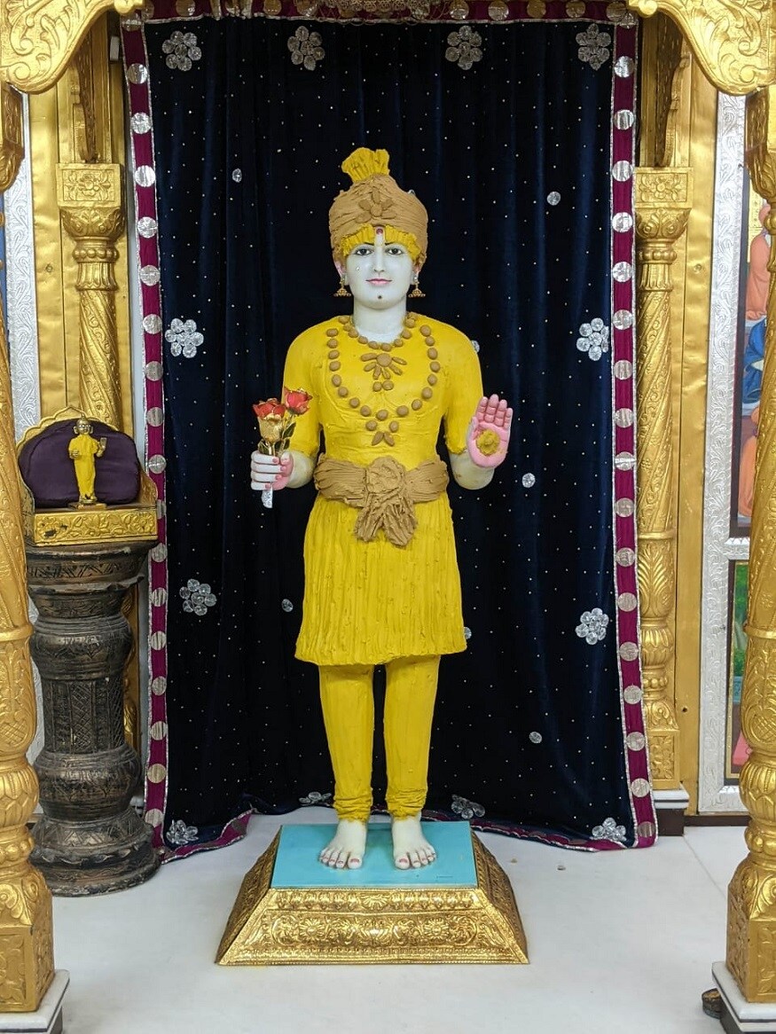 વૈશાખ સુદ ત્રીજ - અખાત્રીજનું મહત્વ - વૈશાખ સુદ ત્રીજ એટલે અખાત્રીજ જેને અક્ષયતૃતીયા કહેવાય છે. તે અંગે માહિતી આપતા શ્રી સ્વામિનારાયણ મંદિર - કુમકુમ - મણિનગર - સાધુ પ્રેમવત્સલદાસજીએ જણાવ્યું હતું કે,- વૈશાખ સુદ ત્રીજને અક્ષયતૃતીયા કહેવામાં આવે છે. આ દિવસે અક્ષત્ કહેતાં ચોખાથી ભગવાનનું પૂજન કરવામાં આવે છે.- આ દિવસે પરશુરામ ભગવાનનું પ્રાગટ્ય થયું હતું....- મહાભારતનું યુદ્ધ આ દિવસે પુર્ણ થયું હતું...- દ્રાપરયુગનું સમાપન આ દિવસે થયું હતું.- વૈષ્ણવધર્મમાં વૃંદાવનમાં બાંકે બિહારીના દર્શન આજ દિવસે થાય છે.- નાથદ્વારામાં શ્રીનાથજી પ્રભુનું સ્વરુપ વલ્લભાચાર્યજીએ ગિરીરાજ પર આજ દિવસે પધરાવ્યું હતું.- સ્વામિનારાયણ સંપ્રદાયના મંદિરોમાં ચંદનના વાઘા ધરાવાનો પ્રારંભ કરવામાં આવે છે.- જગન્નાથપુરી અને અમદાવાદમાં રથયાત્રા જે યોજાય છે તેના રથોના નિર્માણનું કાર્ય આ જ દિવસે પ્રારંભ થાય છે.- આ દિવસ વણજોયા મૂહુર્તનો કહેવાય છે. શુભકાર્યો વગર મૂહુર્તે કરવામાં આવે છે. આ દિવસે વર્ષ દરમ્યાન સૌથી વધુ લગ્નો થાય છે.- આ દિવસે સોના -ચાંદીની ખરીદી પણ પુષ્કળ પ્રમાણમાં થાય છે. વૈશાખ સુદ ત્રીજ - અખાત્રીજનું મહત્વ - વૈશાખ સુદ ત્રીજ એટલે અખાત્રીજ જેને અક્ષયતૃતીયા કહેવાય છે. તે અંગે માહિતી આપતા શ્રી સ્વામિનારાયણ મંદિર - કુમકુમ - મણિનગર - સાધુ પ્રેમવત્સલદાસજીએ જણાવ્યું હતું કે,- વૈશાખ સુદ ત્રીજને અક્ષયતૃતીયા કહેવામાં આવે છે. આ દિવસે અક્ષત્ કહેતાં ચોખાથી ભગવાનનું પૂજન કરવામાં આવે છે.- આ દિવસે પરશુરામ ભગવાનનું પ્રાગટ્ય થયું હતું....- મહાભારતનું યુદ્ધ આ દિવસે પુર્ણ થયું હતું...- દ્રાપરયુગનું સમાપન આ દિવસે થયું હતું.- વૈષ્ણવધર્મમાં વૃંદાવનમાં બાંકે બિહારીના દર્શન આજ દિવસે થાય છે.- નાથદ્વારામાં શ્રીનાથજી પ્રભુનું સ્વરુપ વલ્લભાચાર્યજીએ ગિરીરાજ પર આજ દિવસે પધરાવ્યું હતું.- સ્વામિનારાયણ સંપ્રદાયના મંદિરોમાં ચંદનના વાઘા ધરાવાનો પ્રારંભ કરવામાં આવે છે.- જગન્નાથપુરી અને અમદાવાદમાં રથયાત્રા જે યોજાય છે તેના રથોના નિર્માણનું કાર્ય આ જ દિવસે પ્રારંભ થાય છે.- આ દિવસ વણજોયા મૂહુર્તનો કહેવાય છે. શુભકાર્યો વગર મૂહુર્તે કરવામાં આવે છે. આ દિવસે વર્ષ દરમ્યાન સૌથી વધુ લગ્નો થાય છે.- આ દિવસે સોના -ચાંદીની ખરીદી પણ પુષ્કળ પ્રમાણમાં થાય છે.
