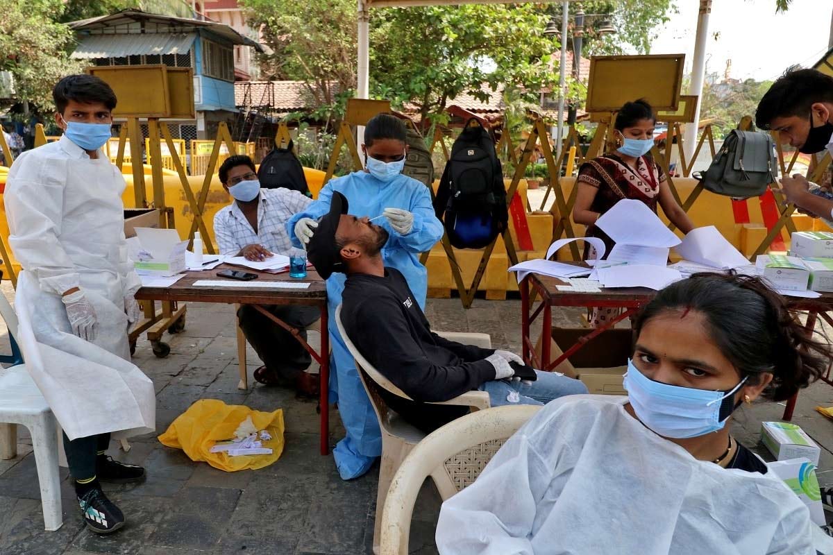  COVID-19 in India: દેશને કોરોનાની બીજી લહેર (COVID-19 2nd Wave)થી રાહત મળવાની શરૂઆત થઈ ગઈ છે. મે મહિનાની શરૂઆતમાં કોરોના (Coronavirus)ના ડરાવનારા આંકડા મહિનાના અંતમાં ઘટવા લાગ્યા છે. દેશમાં કોરોનાથી સંક્રમિત દર્દીઓનો (Covid Patients) ગ્રાફ ભલે ઝડપથી નીચે આવી રહ્યો છે પરંતુ ખતરો હજુ પણ ઓછો થયો નથી. સંક્રમણના નવા કેસો ભલે ઘટી રહ્યા છે પરંતુ 24 કલાકમાં નોંધાતા મૃત્યુના આંકડા (Corona Deaths) ચિંતા વધારનારા છે. હજુ પણ દેશમાં એક દિવસમાં 4 હજારથી વધુ દર્દીઓનાં મોત થઈ રહ્યા છે. (પ્રતીકાત્મક તસવીર)
