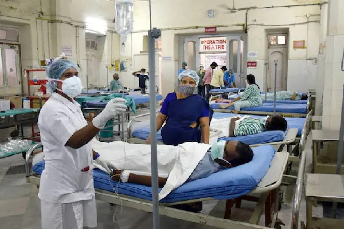 India Fights Corona, 9 July 2021: દેશમાં એક દિવસમાં નોંધાતી કોરોના સંક્રમિતોની સંખ્યા સતત 40 હજારની ઉપર રહે છે, જે ચિંતાનું મોટું કારણ બની શકે છે. આ ઉપરાંત 24 કલાકમાં કોવિડ સામે લડતાં-લડતાં જીવ ગુમાવનાર દર્દીઓની સંખ્યા પણ 900ની આસપાસ રહે છે. વચ્ચે થોડા સમય માટે નવા સંક્રમણ કેસો અને મૃત્યુઆંક ઘટ્યા હતા, પરંતુ ફરીથી તેમાં વધારો જોવા મળી રહ્યો છે. આ ઉપરાંત દેશના 9 એવા રાજ્યો છે જ્યાં કોરોના એક્ટિવ કેસની સંખ્યામાં વધારો થયો છે, જેમાં ઉત્તર-પૂર્વના 5 રાજ્યોનો પણ સમાવેશ થાય છે. (પ્રતીકાત્મક તસવીર)