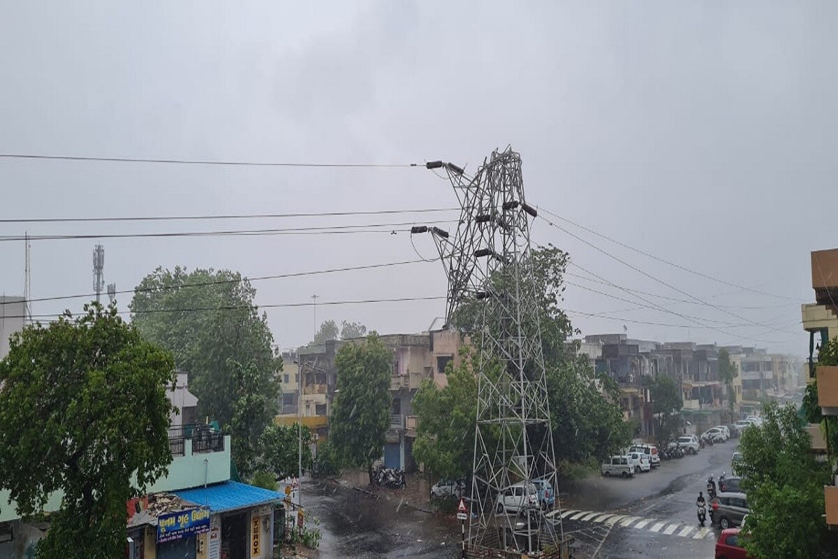 વાવાઝોડાથી અમદાવાદમાં પારાવાર નુકસાન થયું છે. શહેરમાં 189 જેટલા વૃક્ષો પડ્યા છે. 43 જગ્યાએ પાણી ભરાયા છે. મધ્ય ઝોનમાં 4 મકાન ધરાશાયી થયા છે. 18 પોલ, 27 કાચા મકાન અને 377 હોર્ડિંગને નુકસાન થયું છે. વરસાદના કારણે વાસણા બેરેજના 6 ગેટ ખોલવામાં આવ્યા છે. વાવાઝોડાથી અમદાવાદમાં પારાવાર નુકસાન થયું છે. શહેરમાં 189 જેટલા વૃક્ષો પડ્યા છે. 43 જગ્યાએ પાણી ભરાયા છે. મધ્ય ઝોનમાં 4 મકાન ધરાશાયી થયા છે. 18 પોલ, 27 કાચા મકાન અને 377 હોર્ડિંગને નુકસાન થયું છે. વરસાદના કારણે વાસણા બેરેજના 6 ગેટ ખોલવામાં આવ્યા છે.